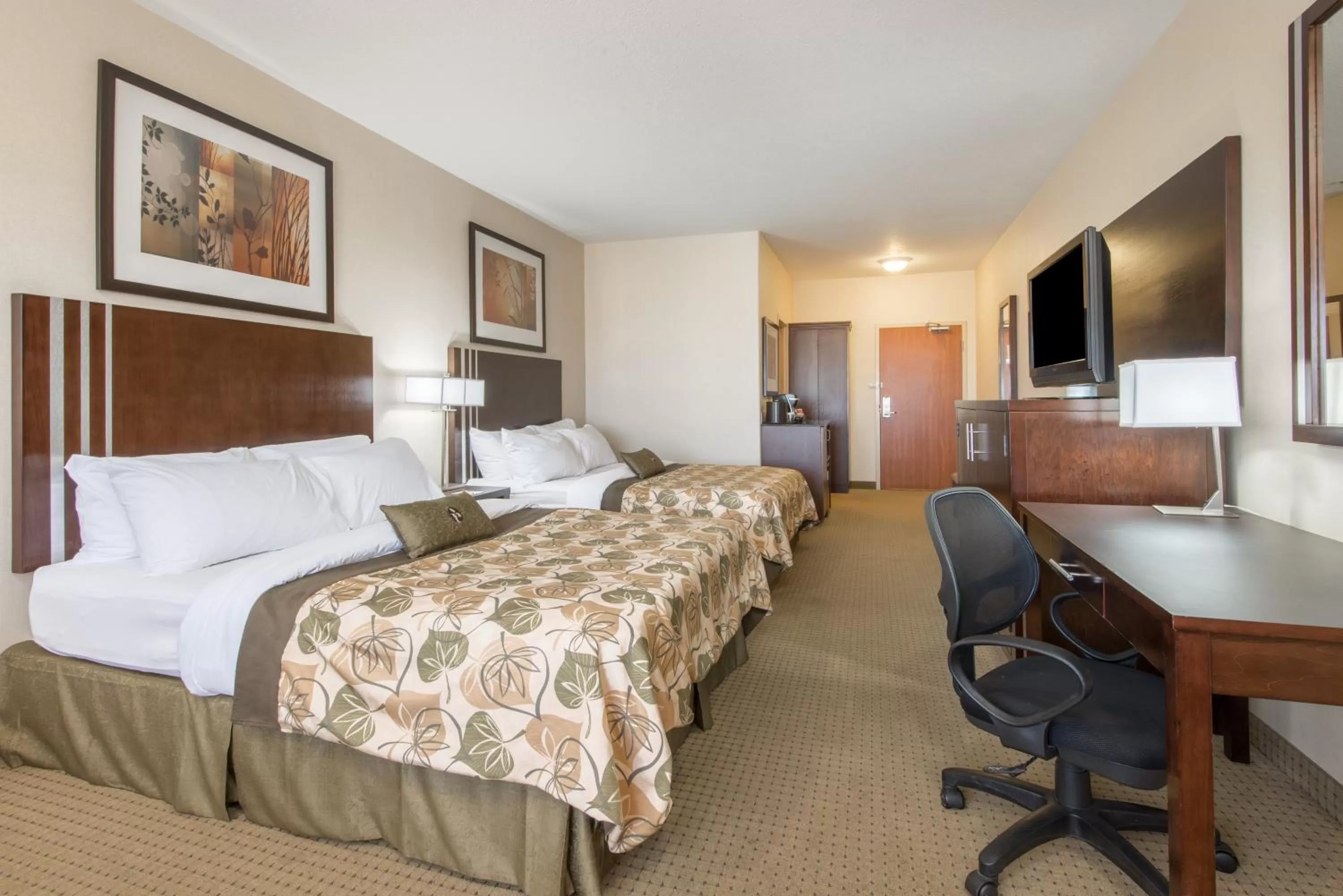 Photo of the whole room, Bed in Ramada by Wyndham Wainwright