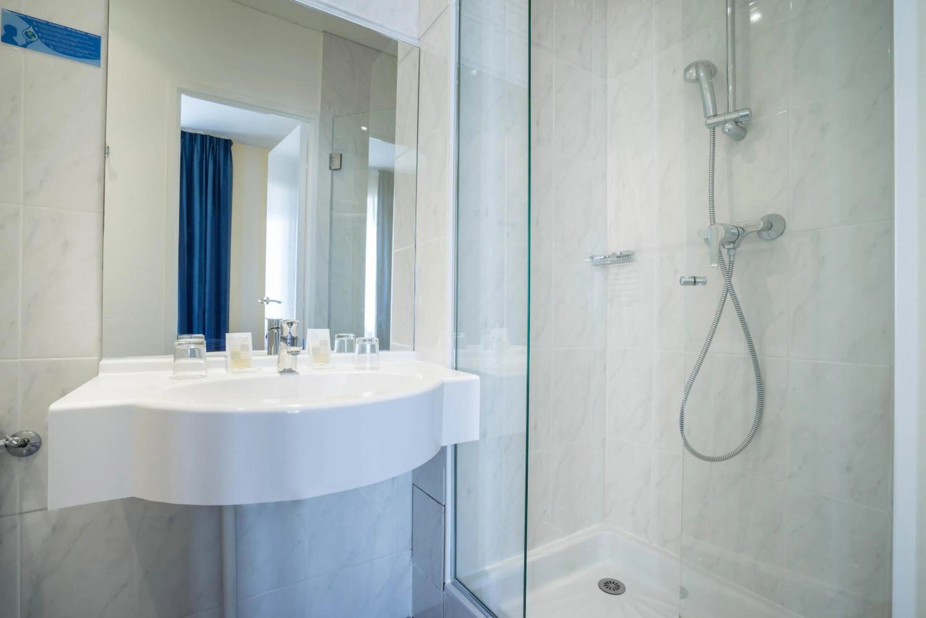 Bathroom in Hotel Delambre