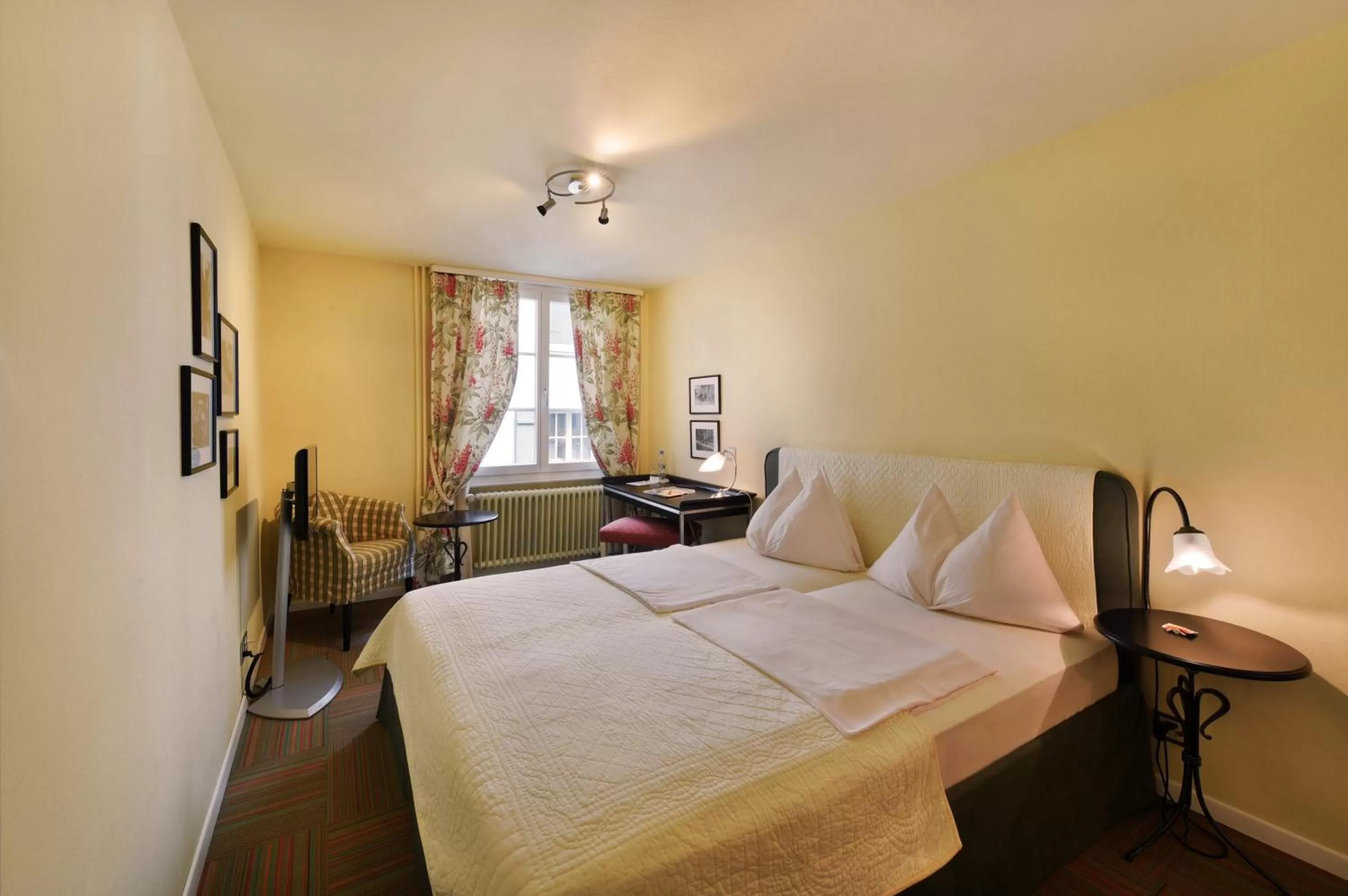 Photo of the whole room, Bed in Romantik Hotel Schwan