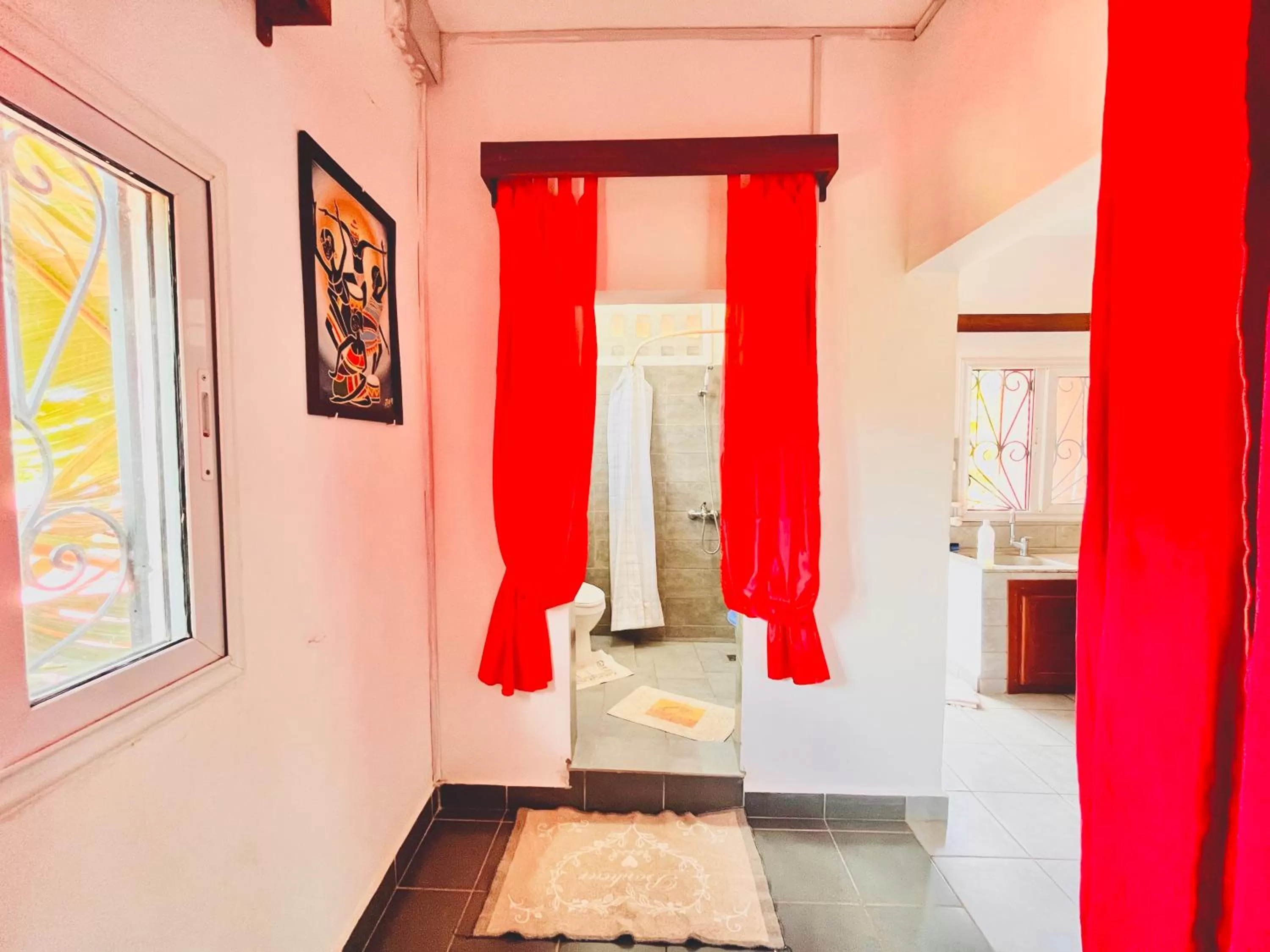 Toilet, Bed in Régina Lodge Diégo Suarez Madagascar