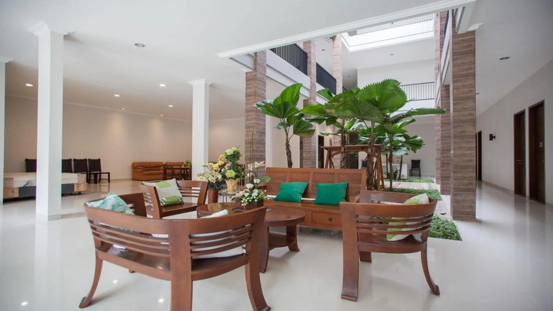 Lobby or reception in RedDoorz Syariah near Universitas Negeri Malang