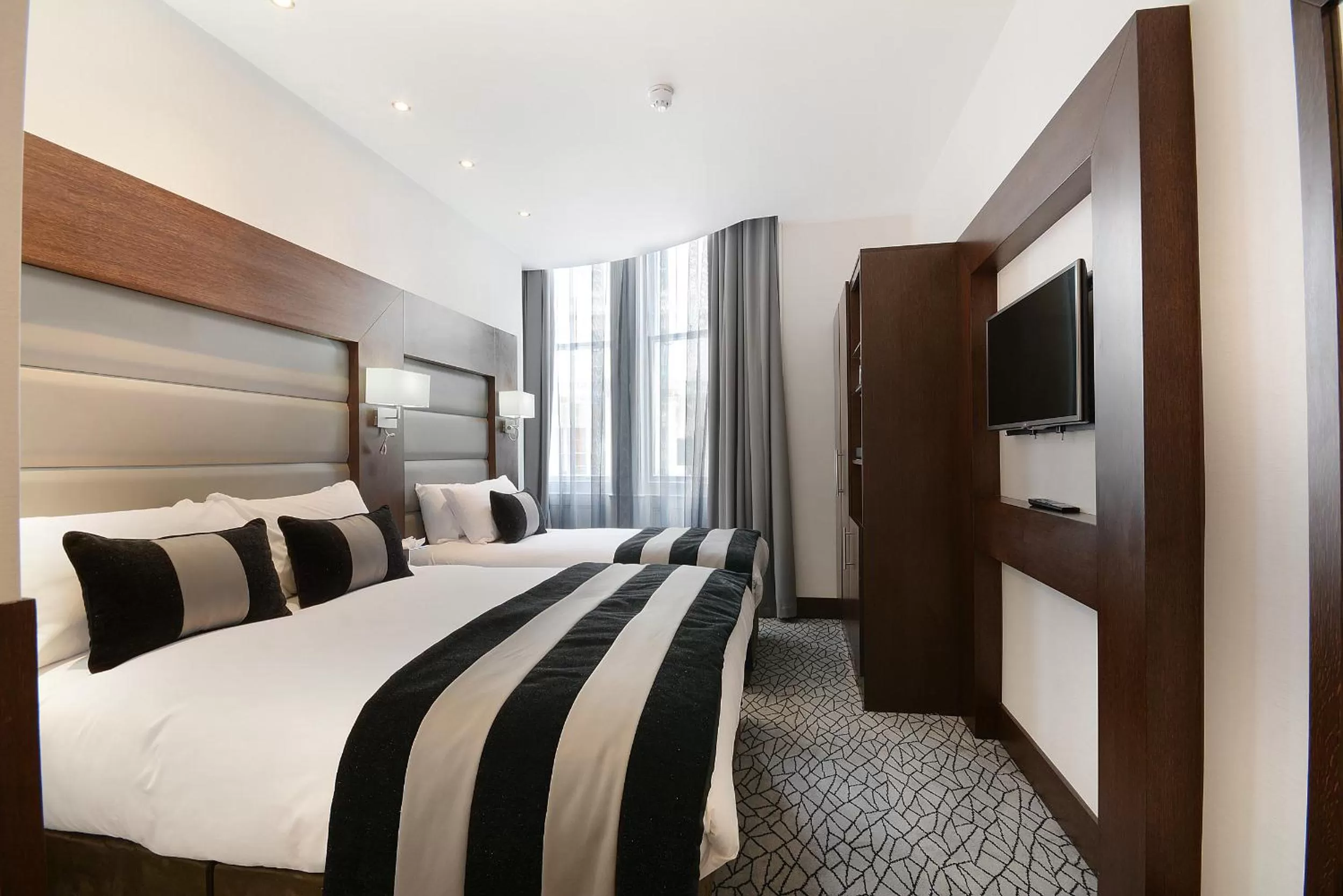 Bedroom, Bed in Park Grand Paddington Court