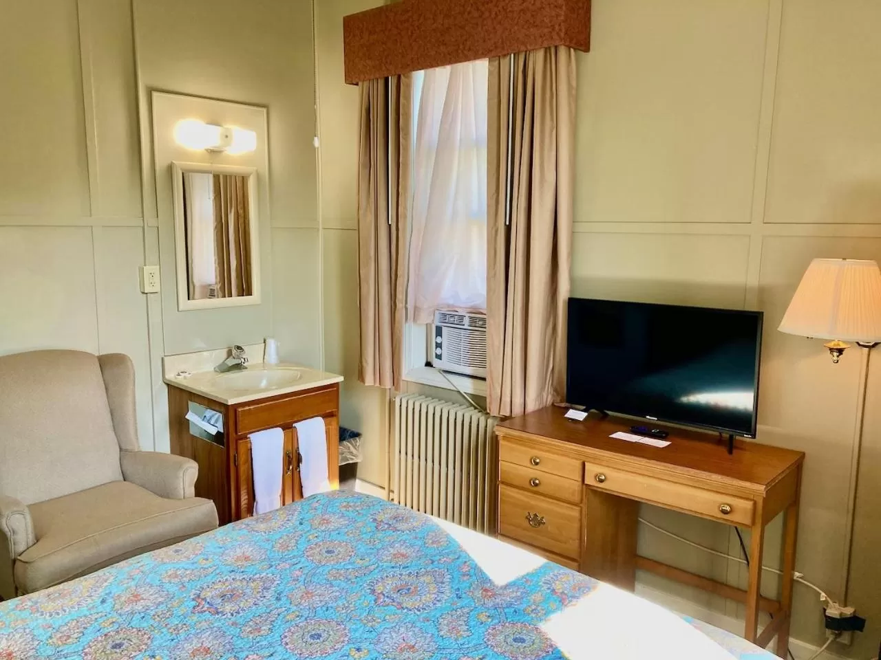 TV and multimedia, TV/Entertainment Center in Garden Grove Retreat & Lodging near Pictured Rocks, Fayette, Trails