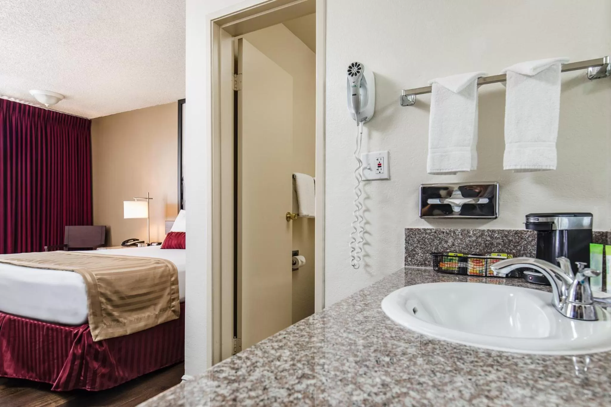 Bathroom, Bed in Kings Inn Anaheim at The Park & Convention Center