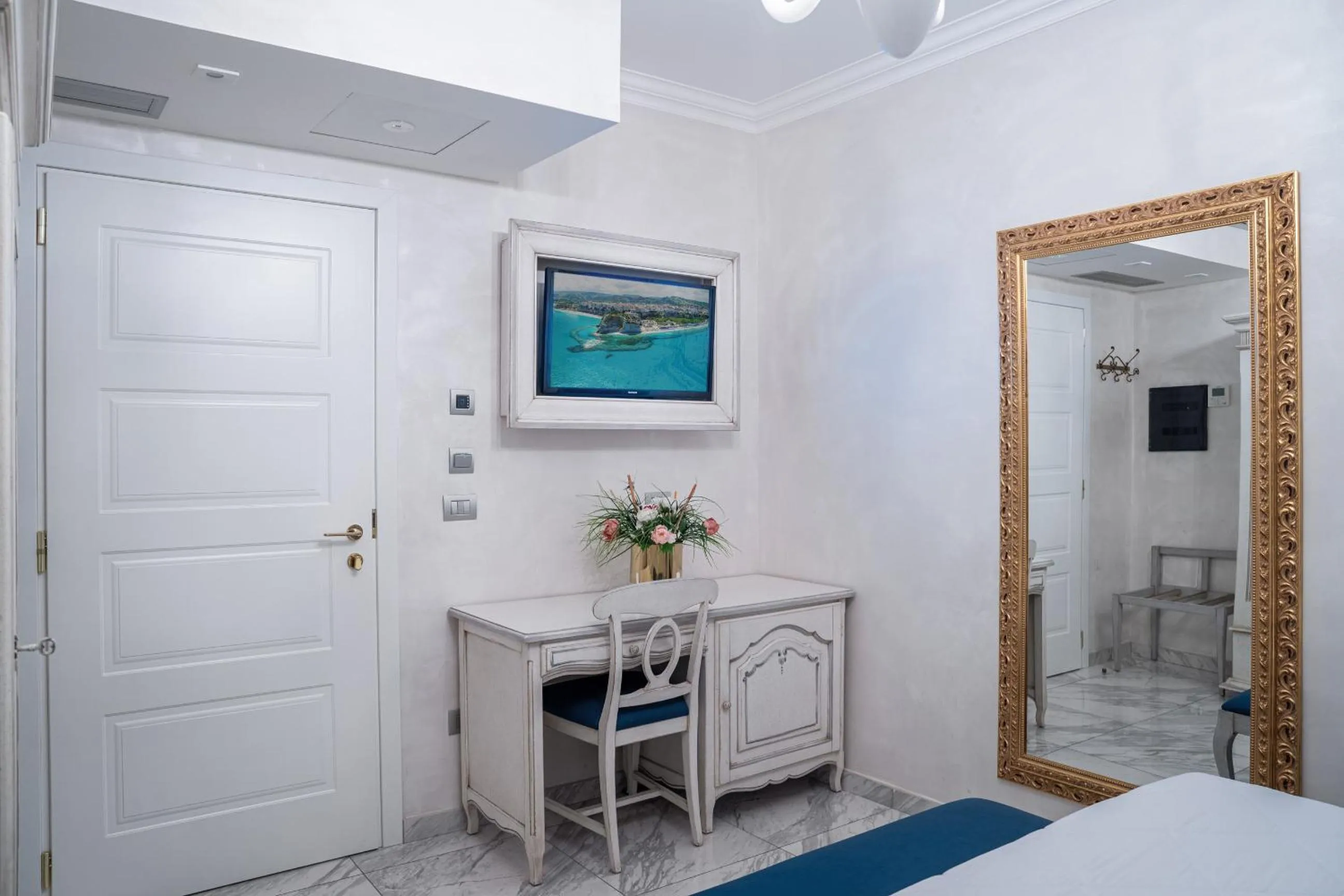 TV and multimedia, Bed in Hotel Colomba D'Oro