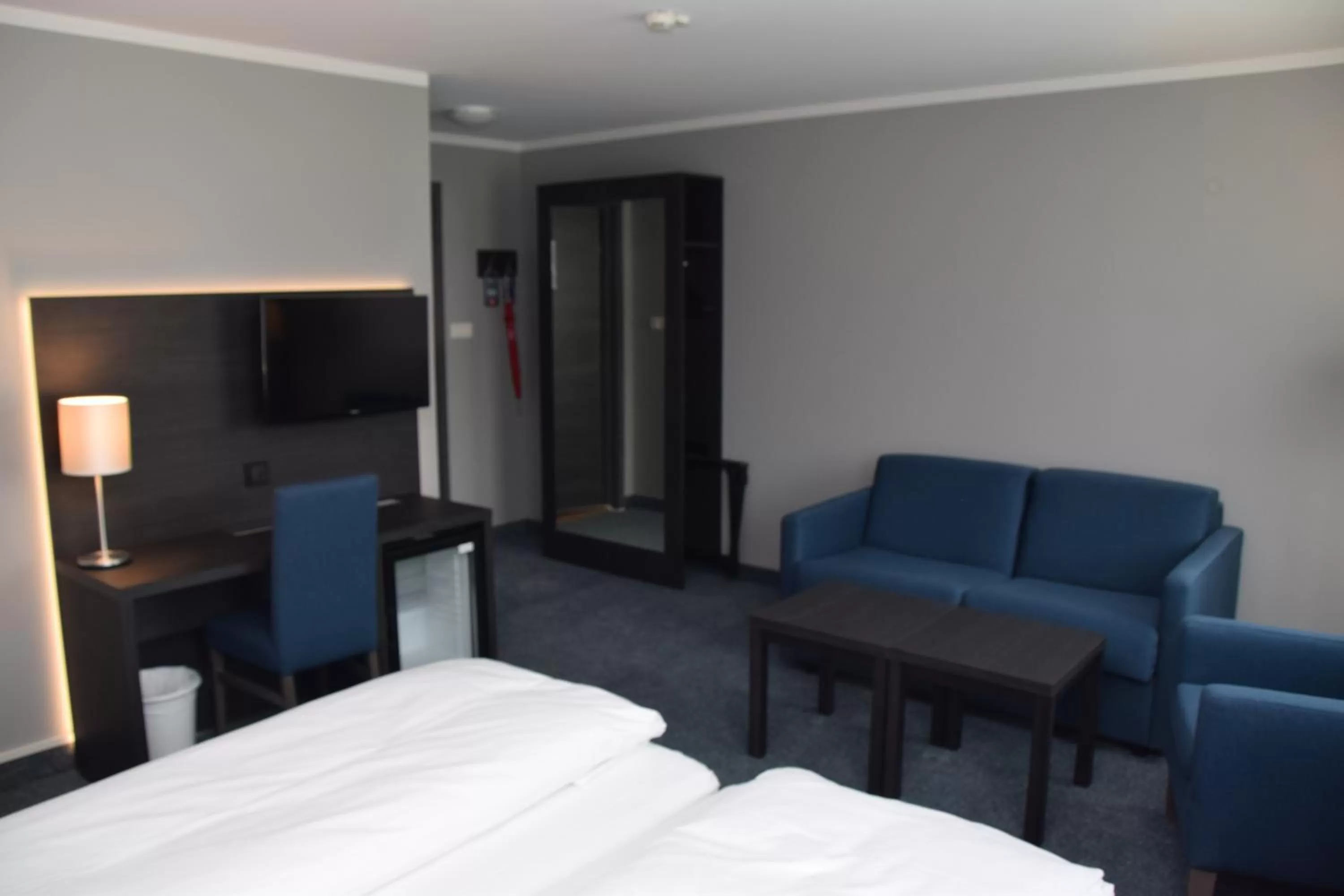 Seating area, Bed in Thon Hotel Måløy