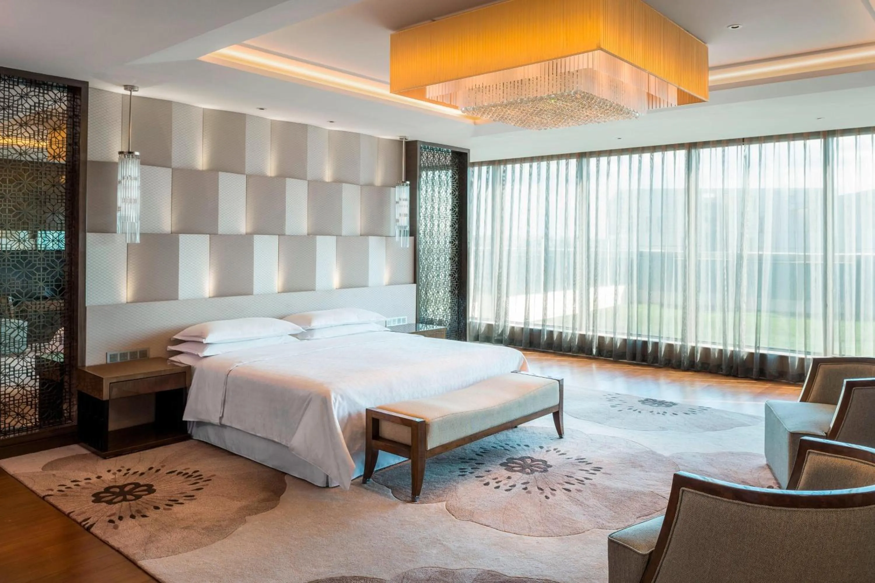 Photo of the whole room, Bed in Sheraton Changchun Jingyuetan Hotel