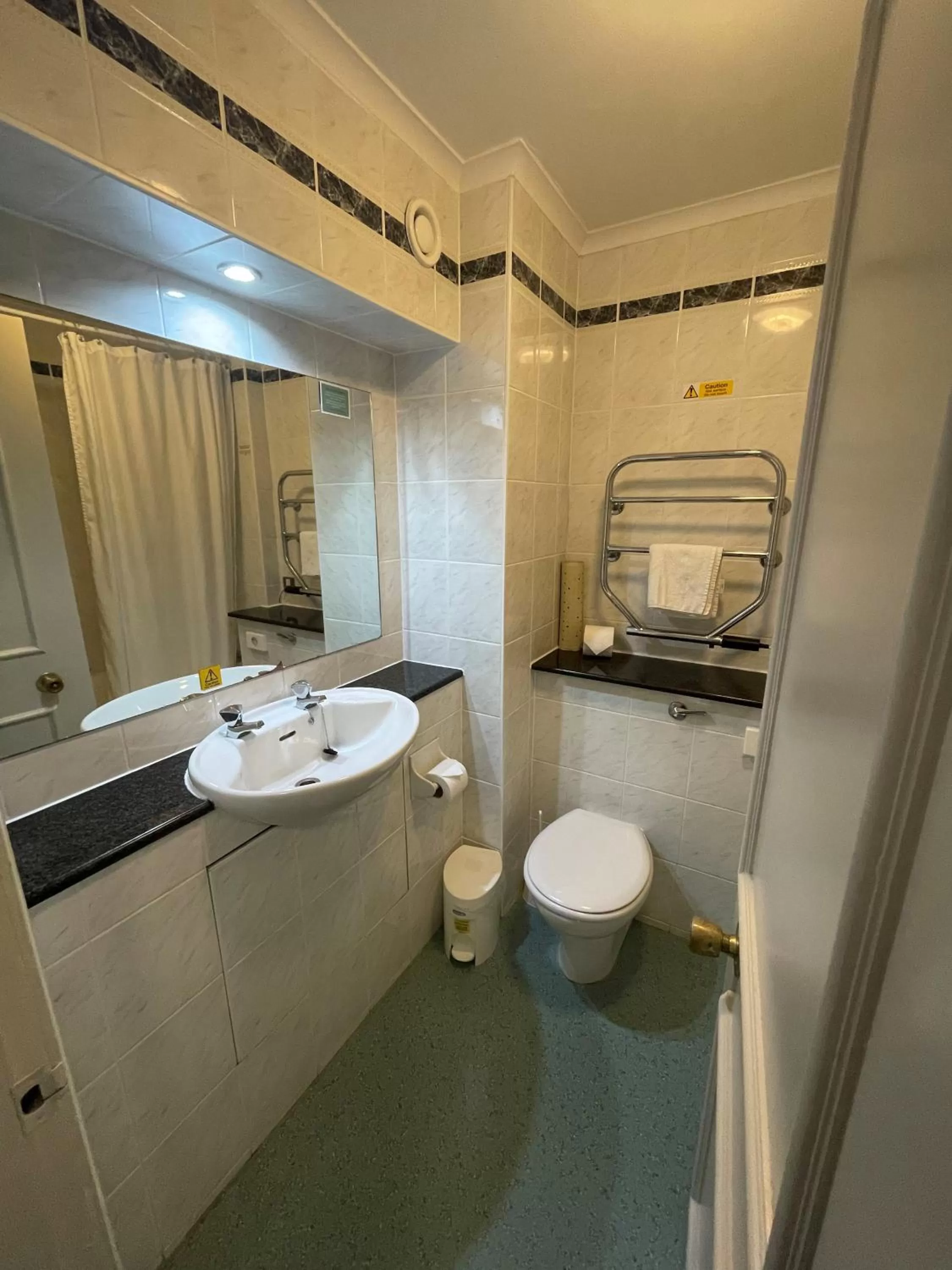 Toilet in The Caledonian Hotel