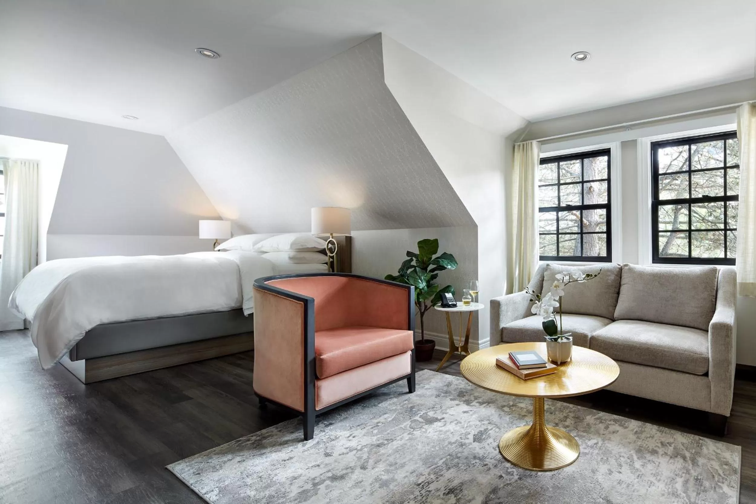 Seating area, Bed in The Glenerin Inn