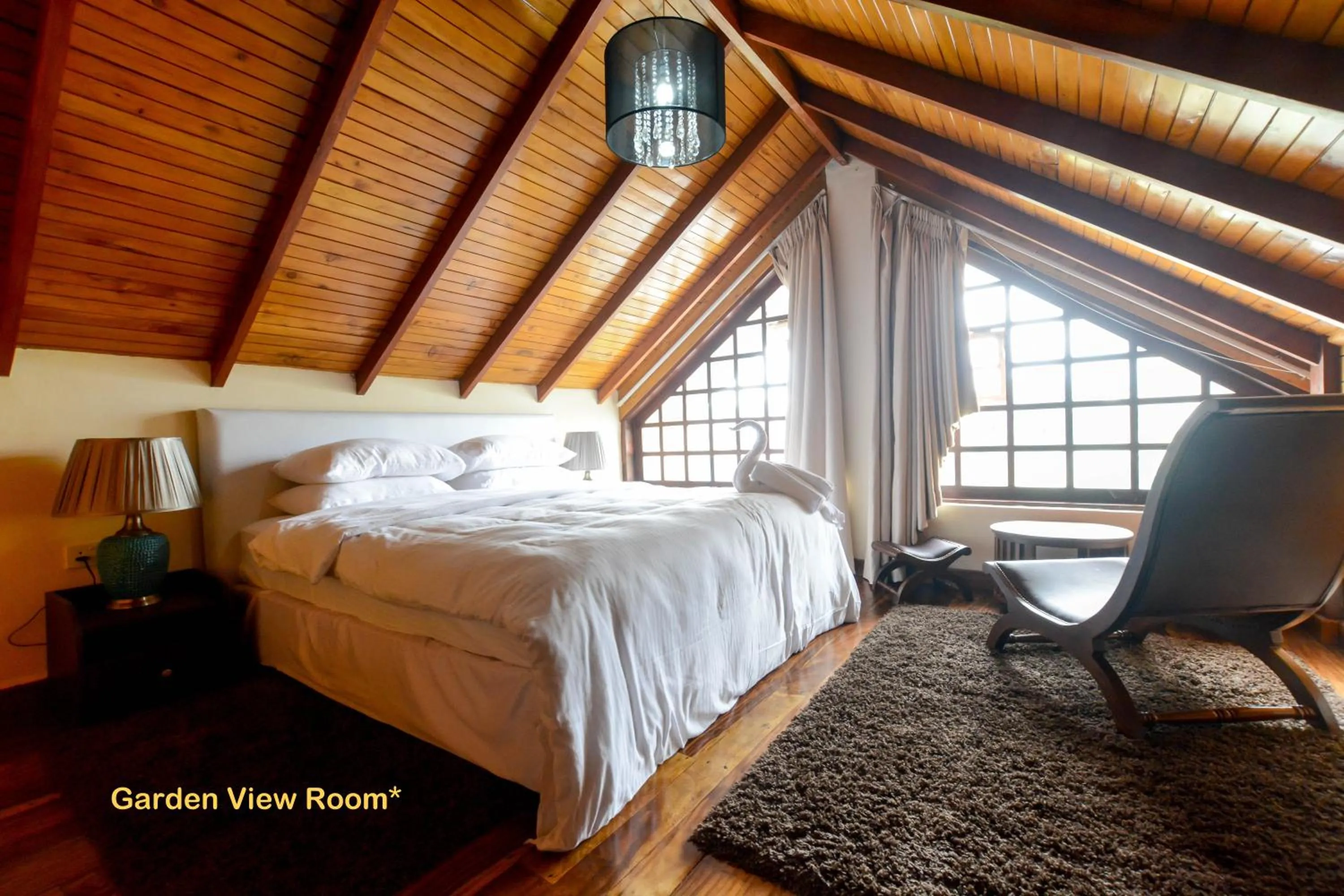 Attic Room with Bathtub in Villa Tea Fields
