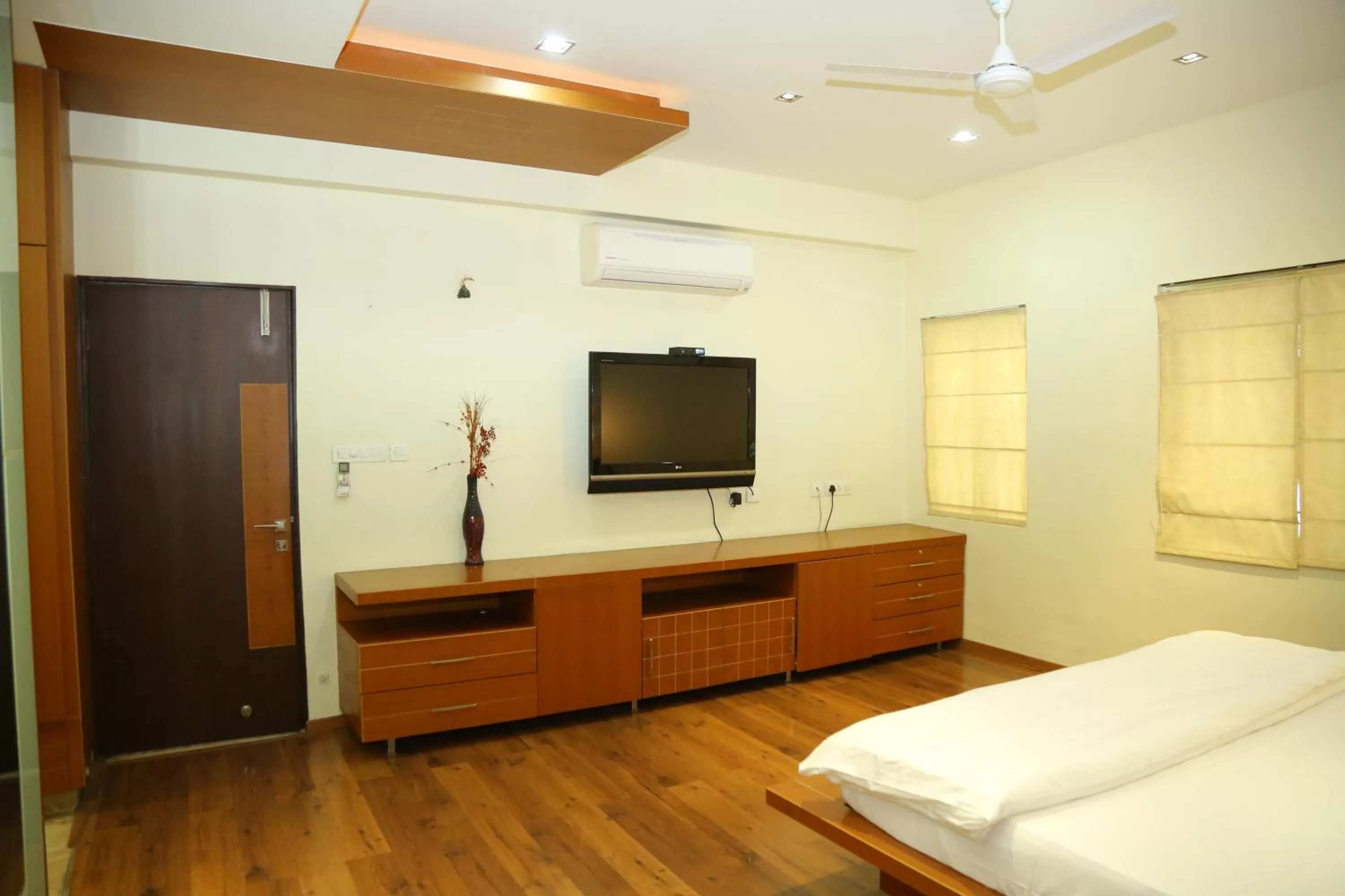 Bedroom, Bed in Swan Suites Madhapur