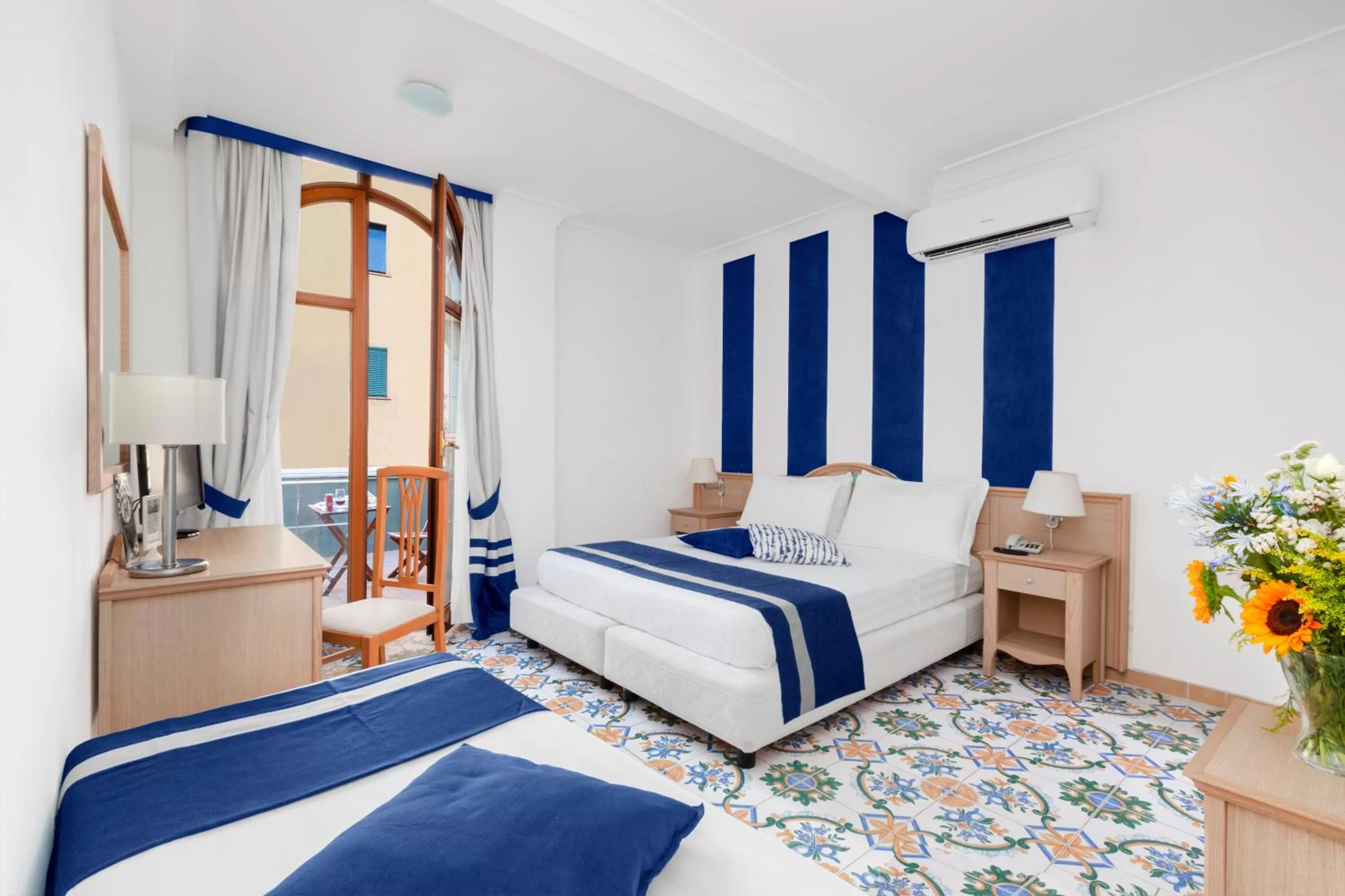 Balcony/Terrace, Bed in Hotel Herculaneum