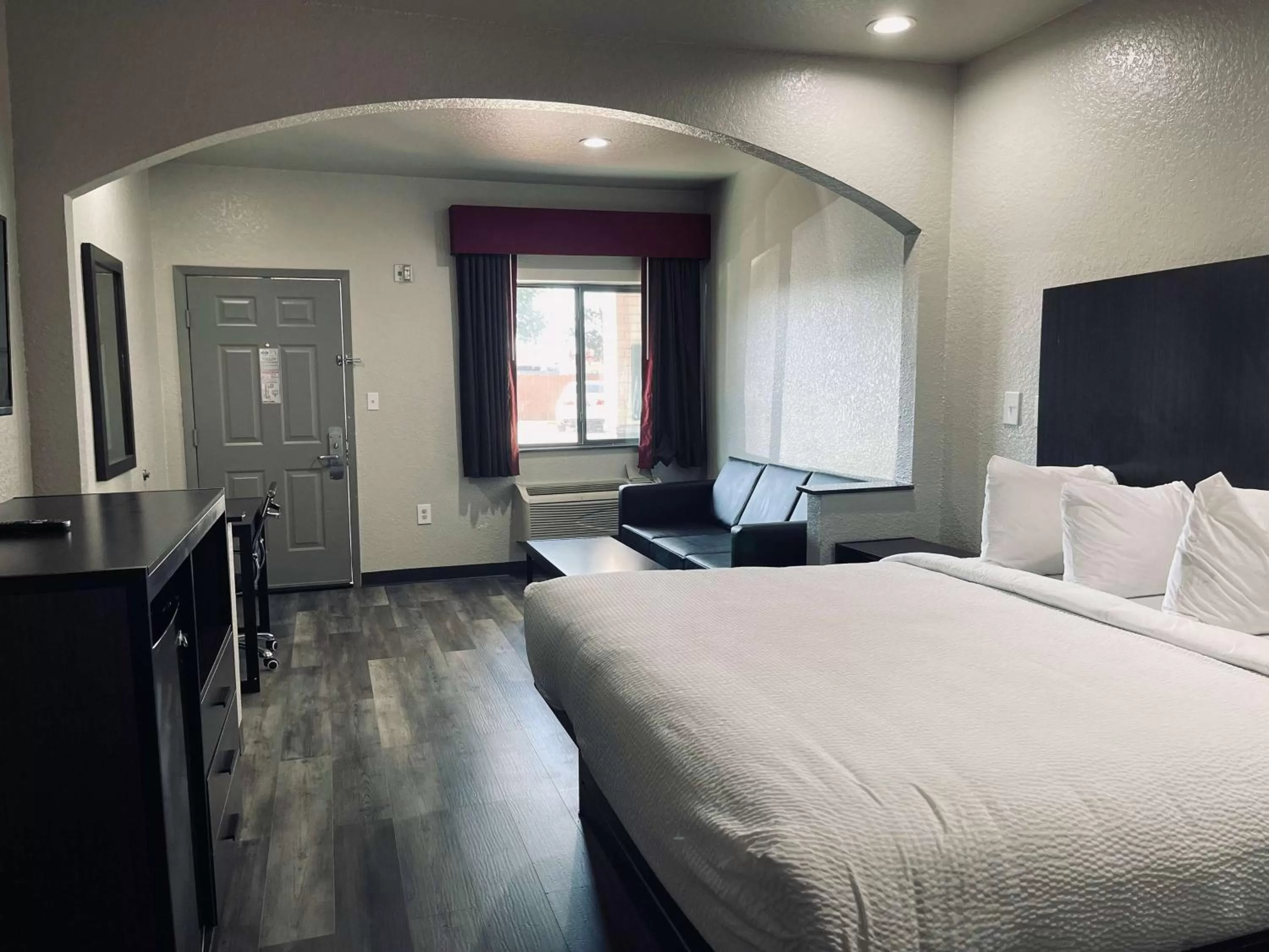 Photo of the whole room, Bed in Days Inn by Wyndham Dickinson TX