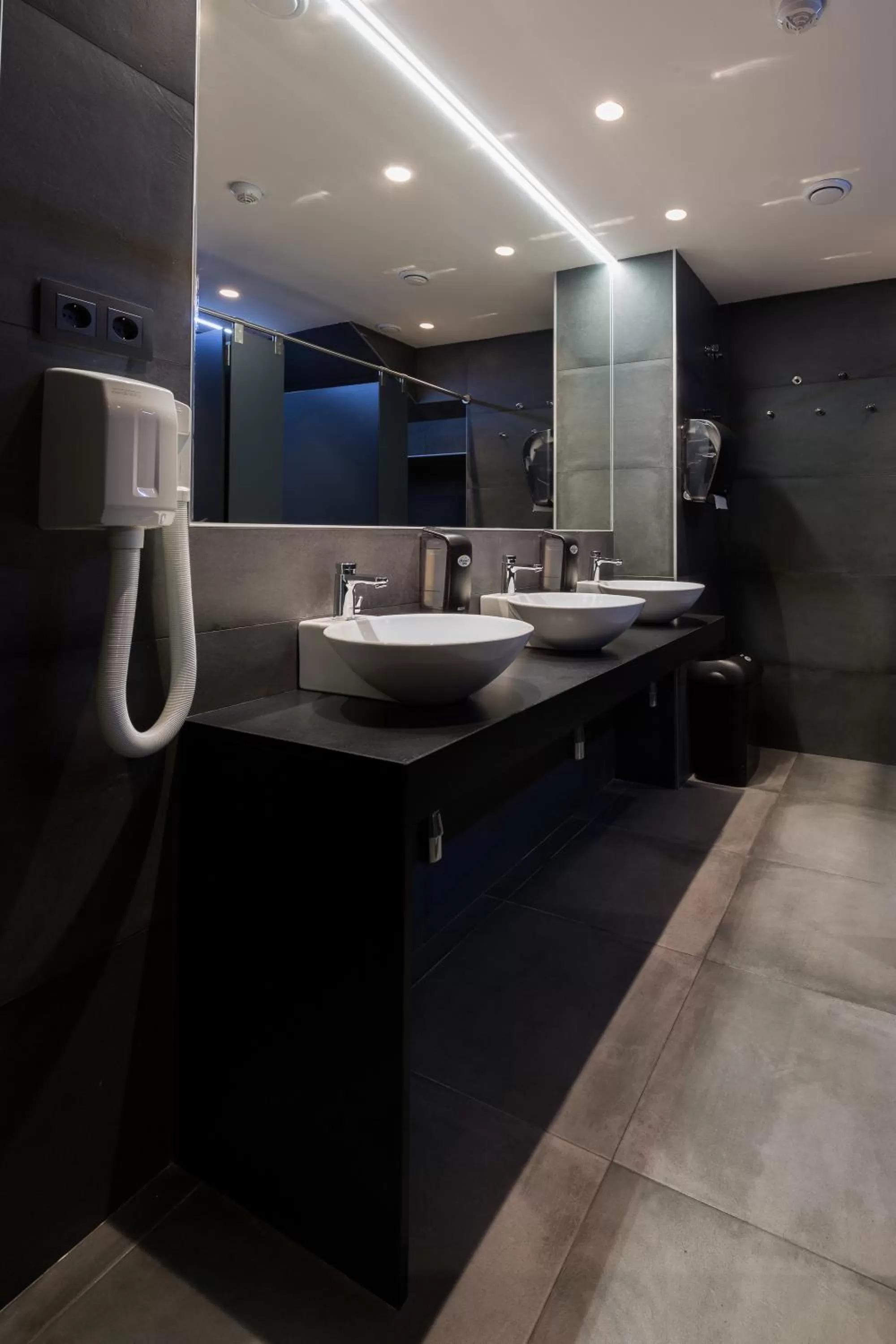 Shower in Airhostel Barcelona Airport 24h