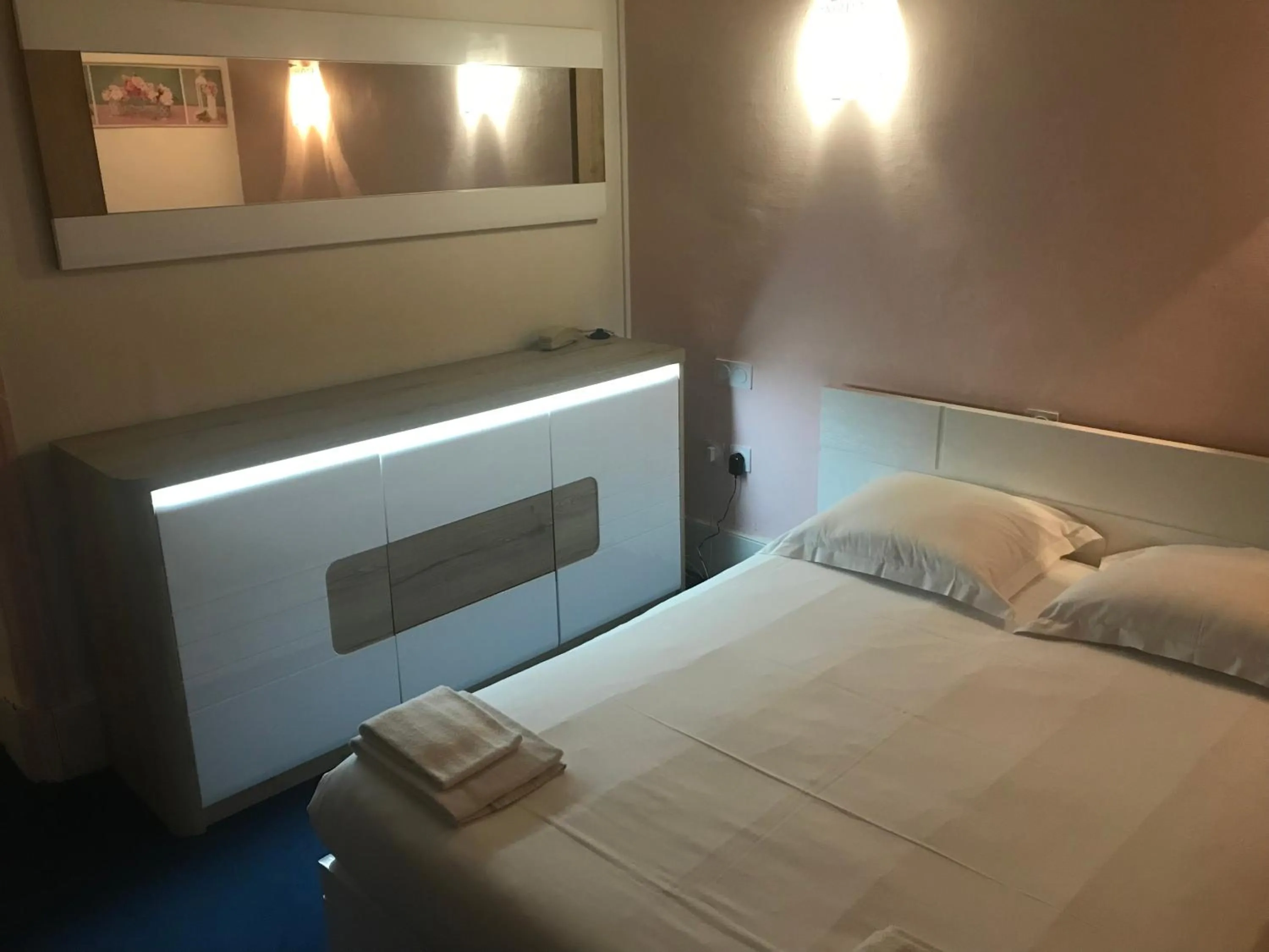 Bed in Hotel Couleurs Sud Centre-ville Gare Charleville-Mézières