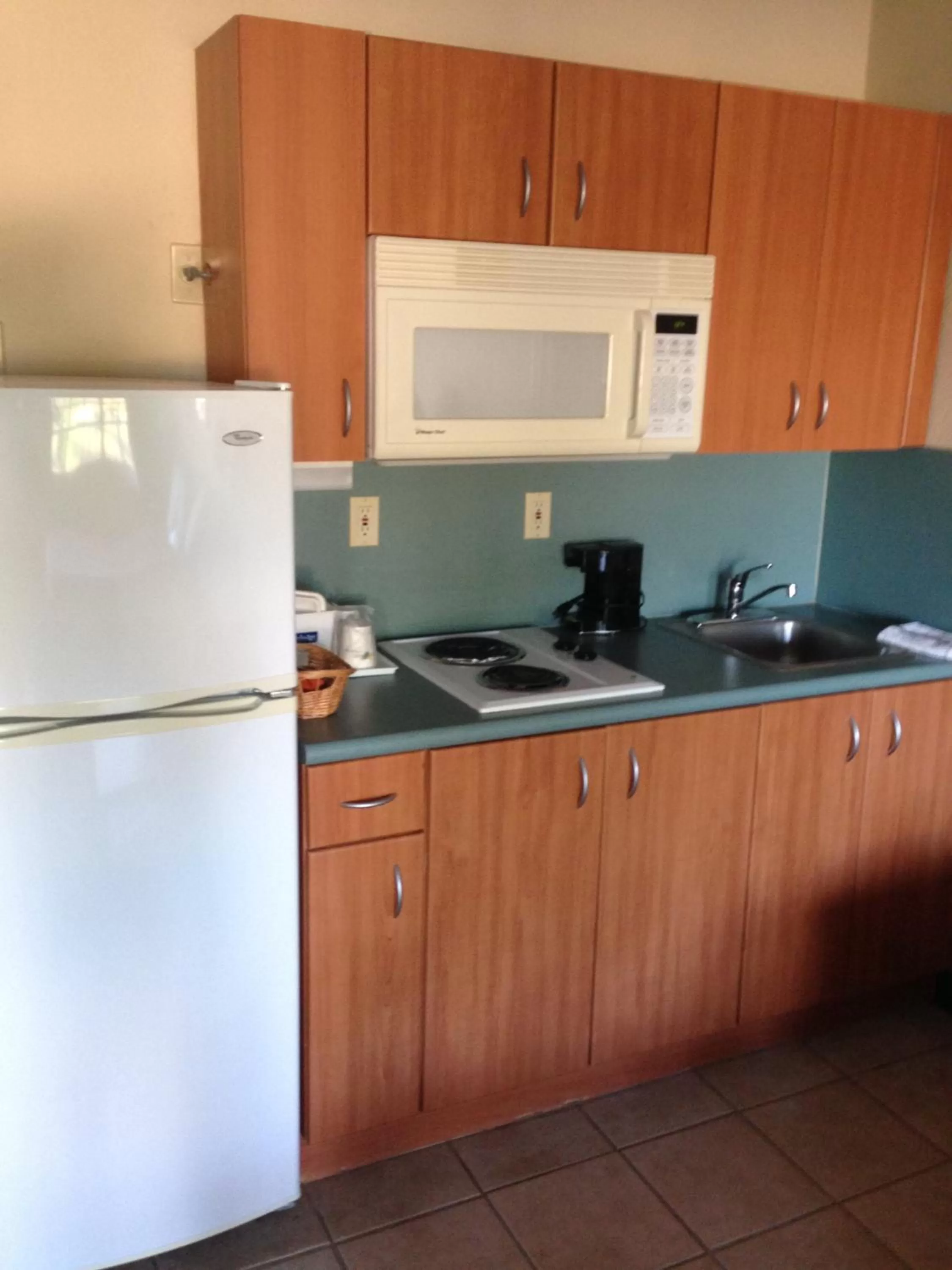 Kitchen or kitchenette in Travelodge Suites by Wyndham Lake Okeechobee