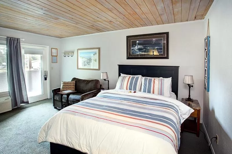 Bed in Lanai at the Cove