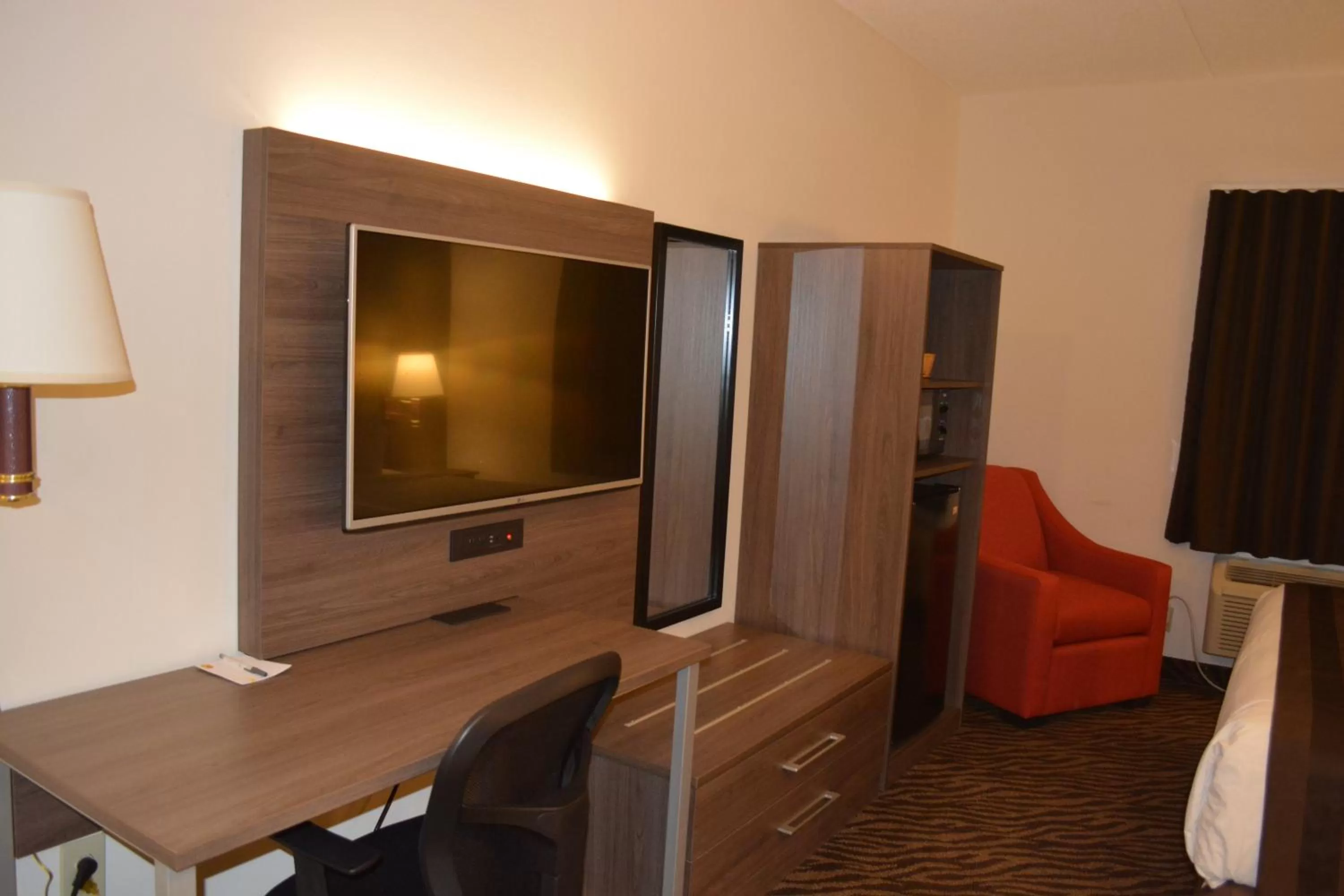 King Suite with Spa Bath- Non-Smoking in Super 8 by Wyndham Ambassador Bridge Windsor ON