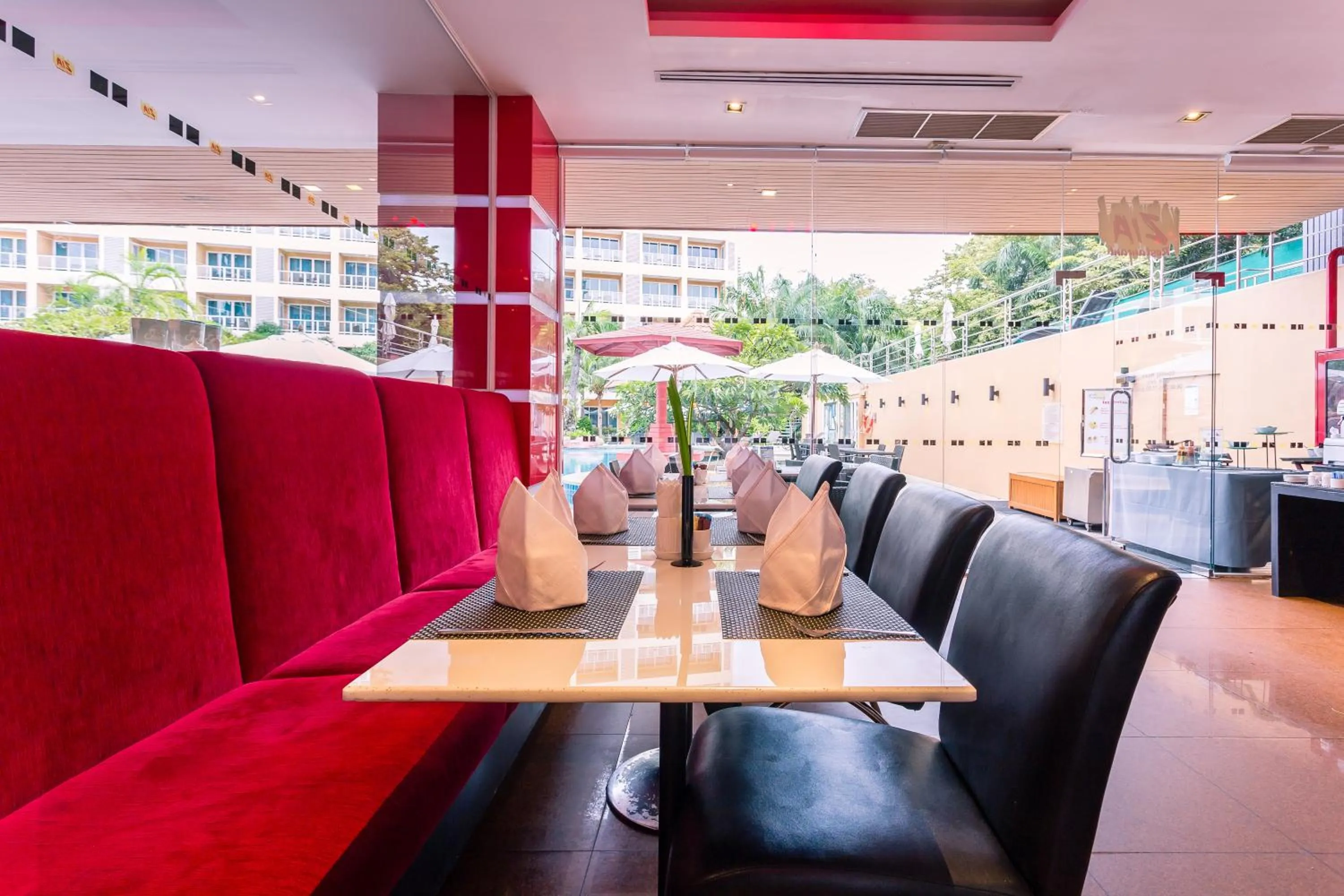 Restaurant/places to eat in Nova Platinum Hotel