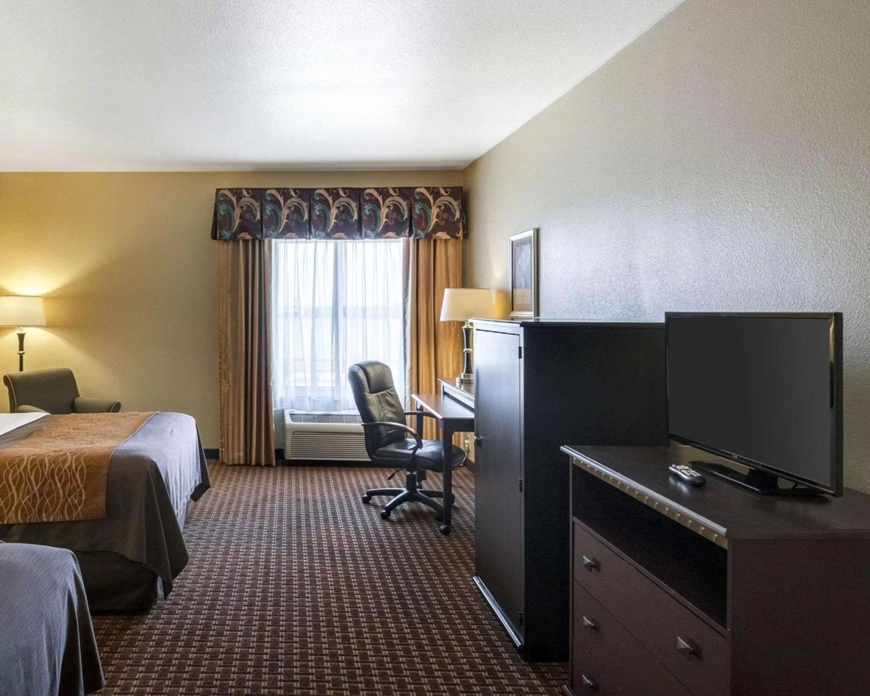 Photo of the whole room, Bed in Comfort Inn & Suites Regional Medical Center