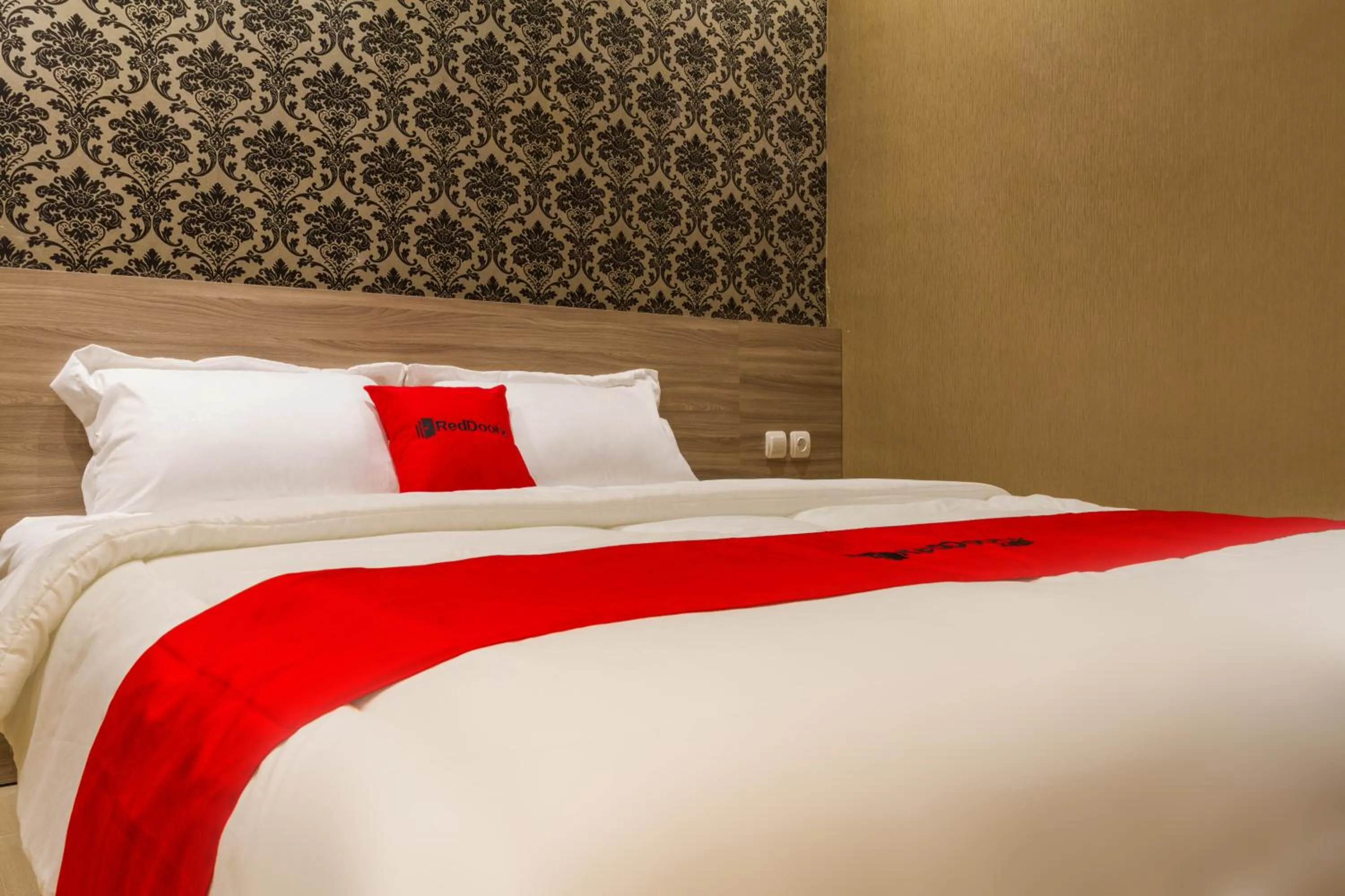 Bedroom, Bed in RedDoorz Plus @ Dipatiukur