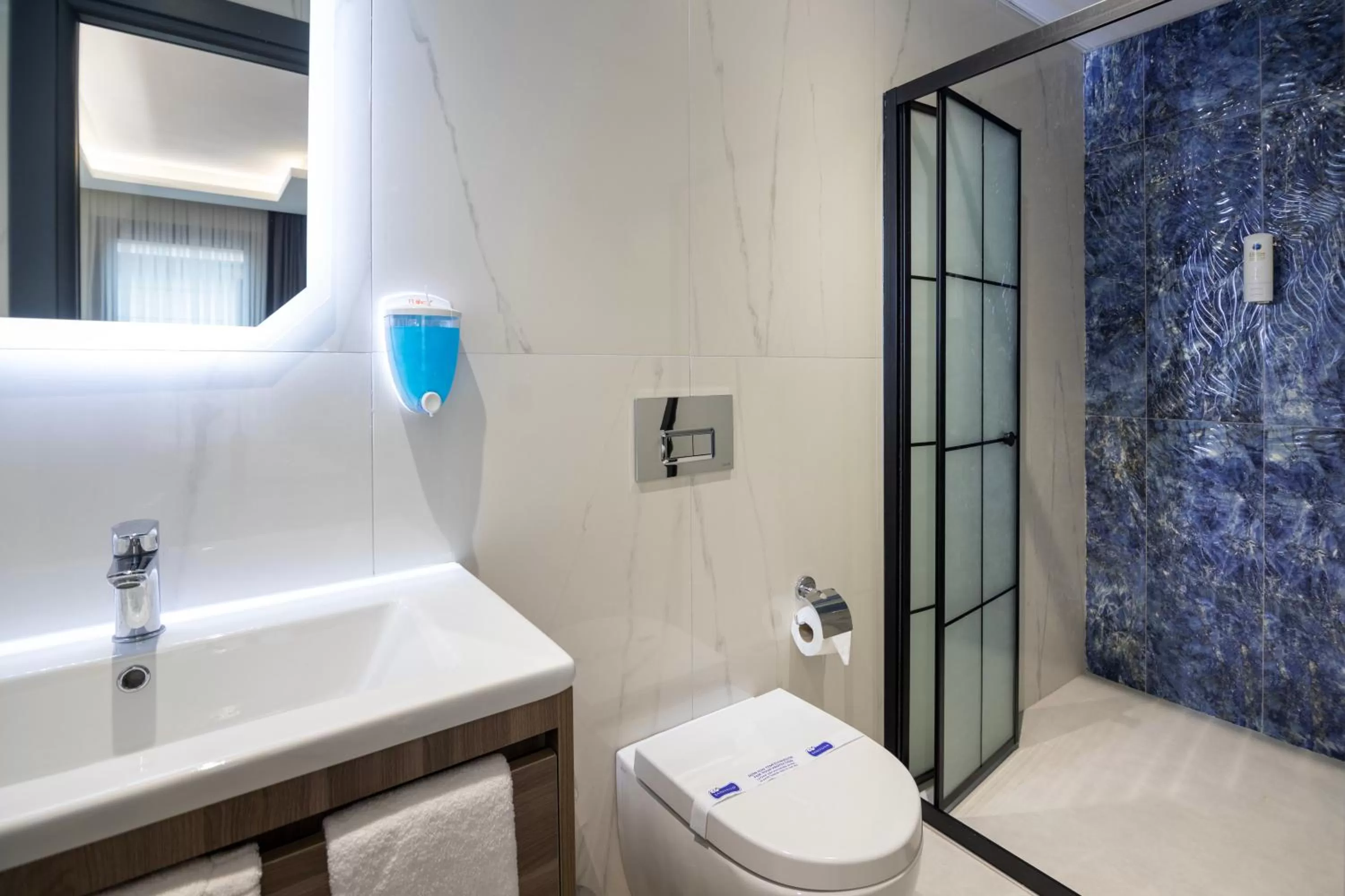 Shower in The Omiya Hotel