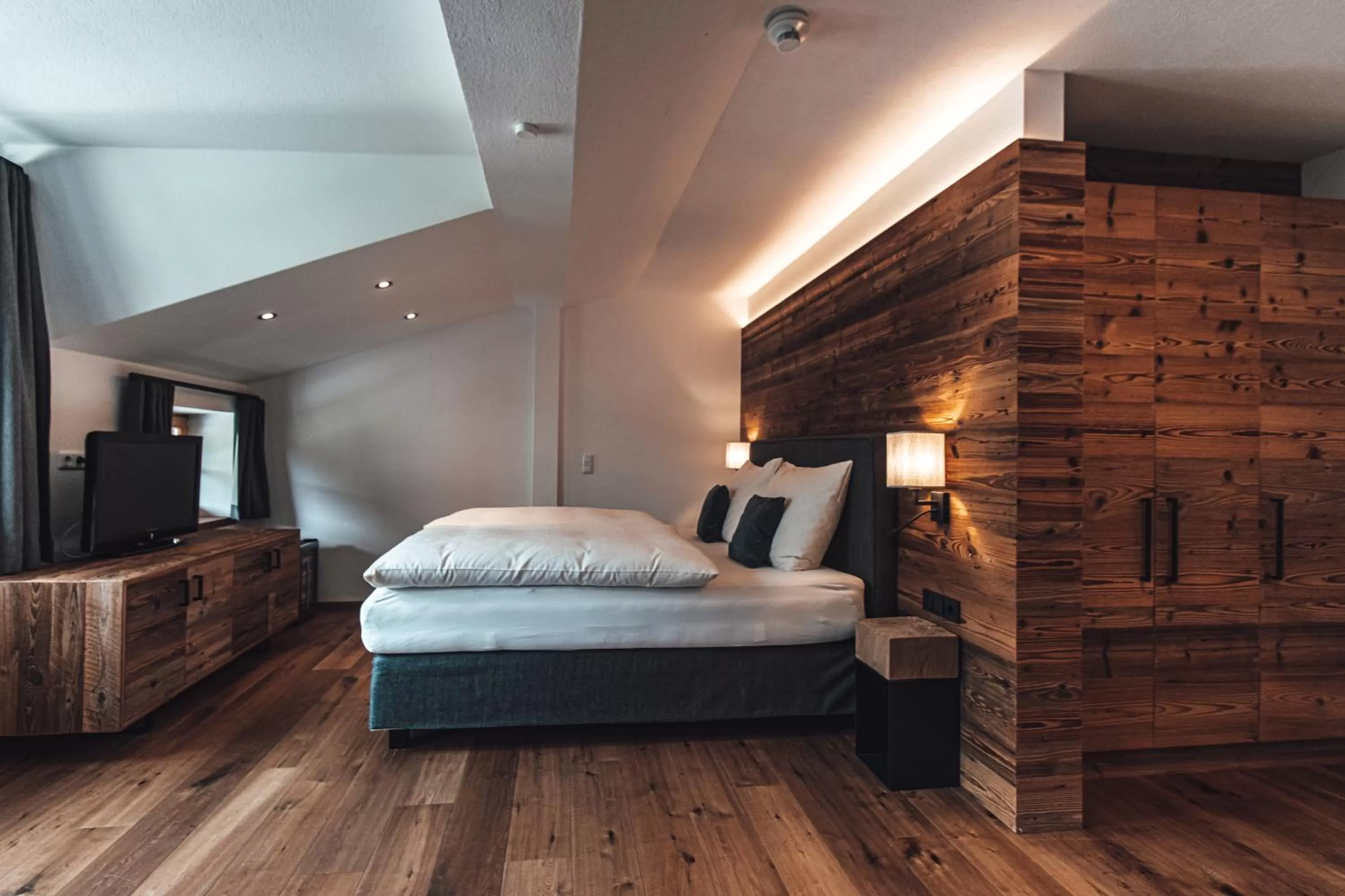 Bedroom, Bed in Farm Hotel Chalet Grosslehen