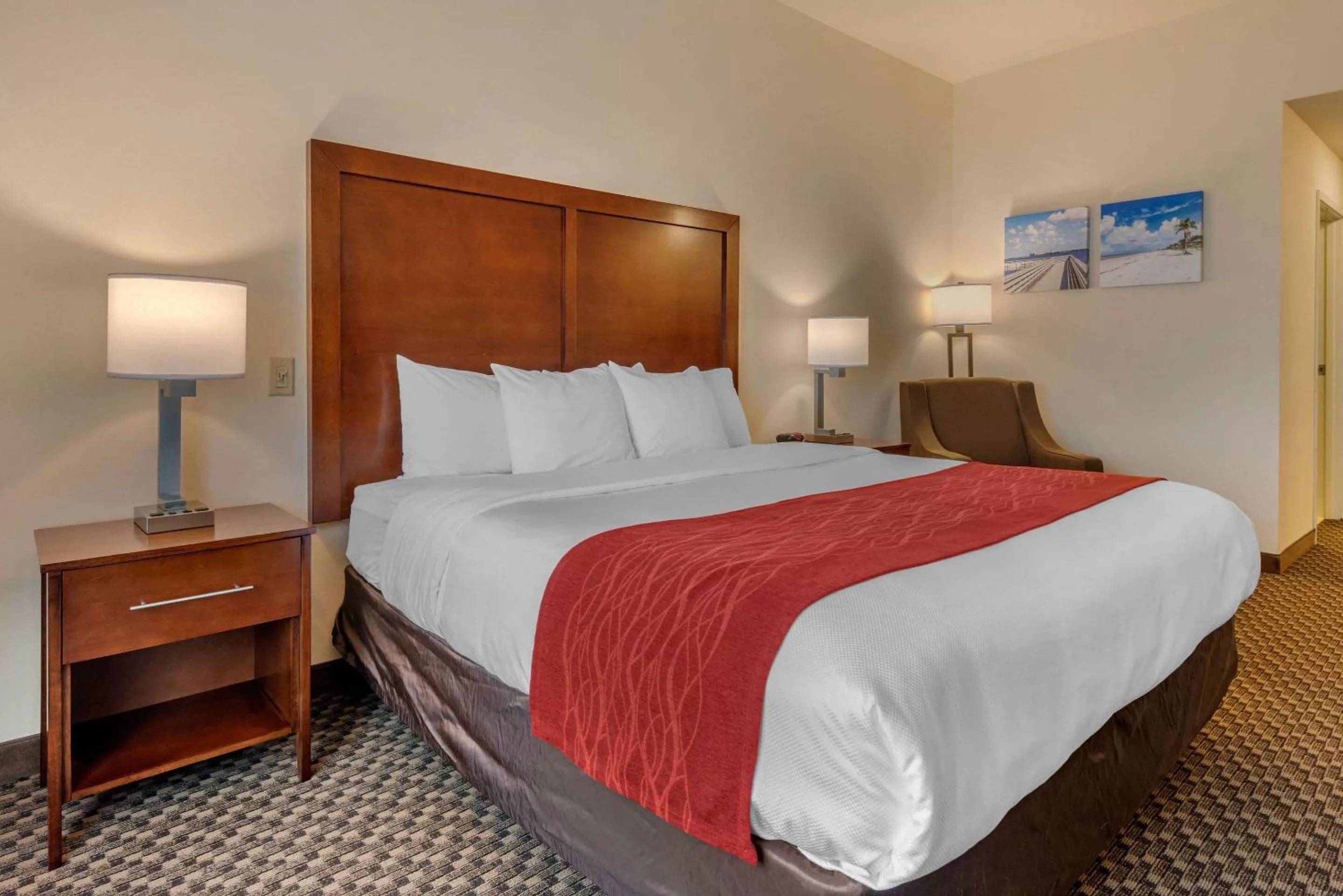 Photo of the whole room, Bed in Comfort Inn & Suites Fort Myers Airport