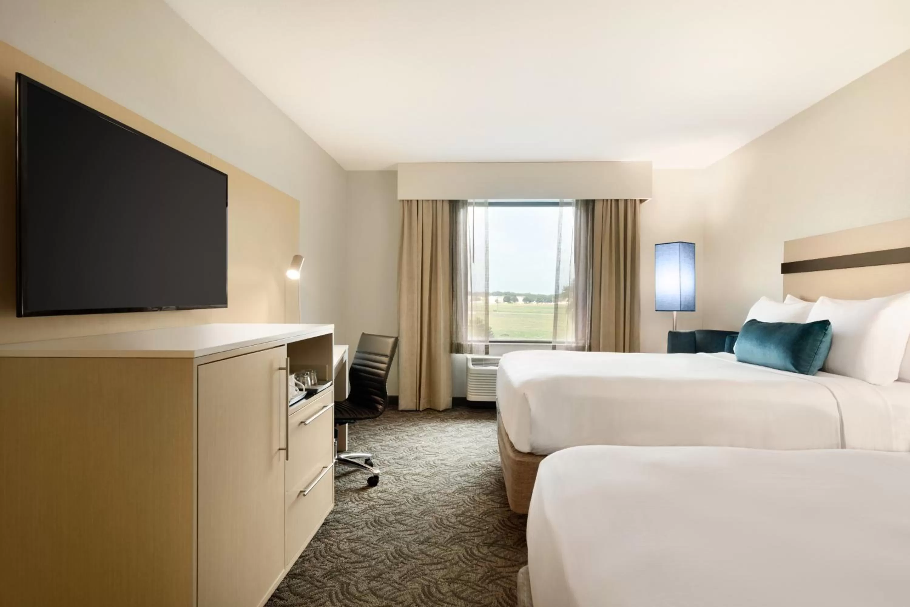 TV and multimedia, Bed in Holiday Inn - Bloomington - Normal by IHG