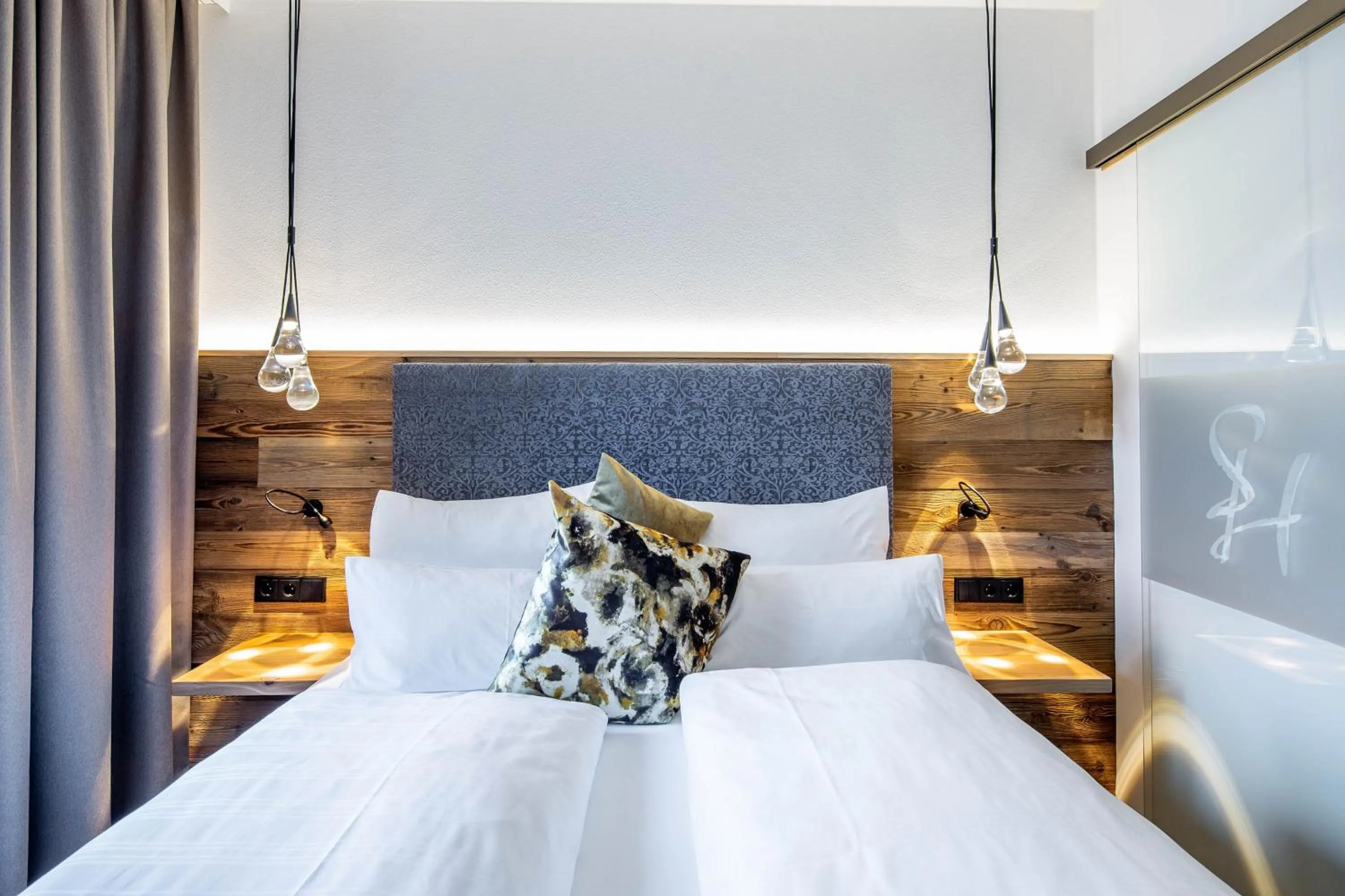 Bed in Hotel Zum Stemplinger Hansl