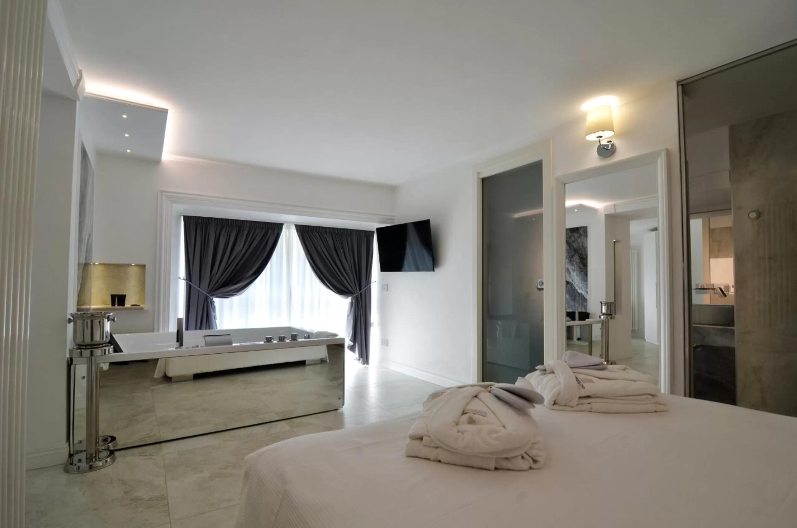 Shower, TV/Entertainment Center in Domus De Cinti