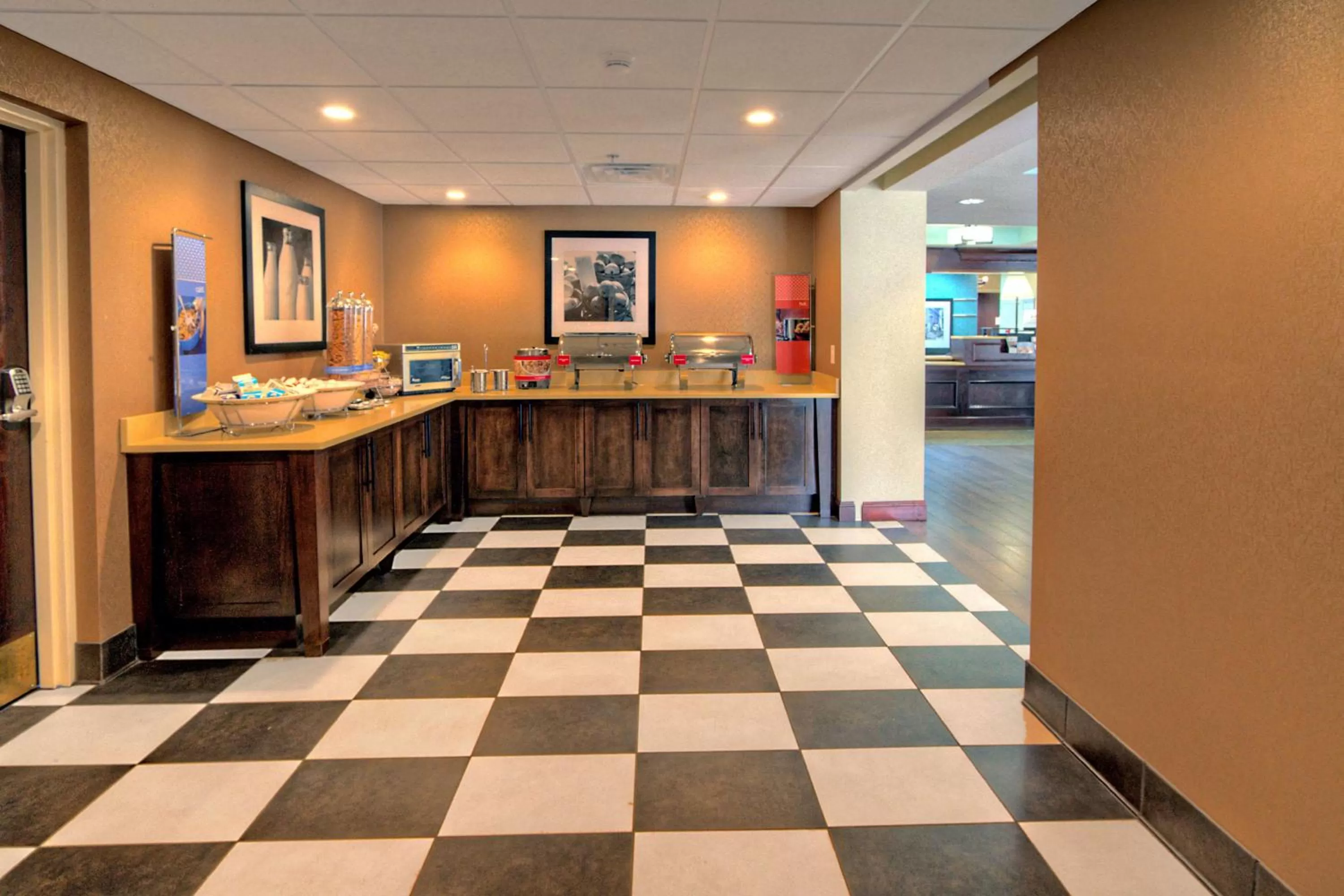 Dining area in Hampton Inn Goldsboro