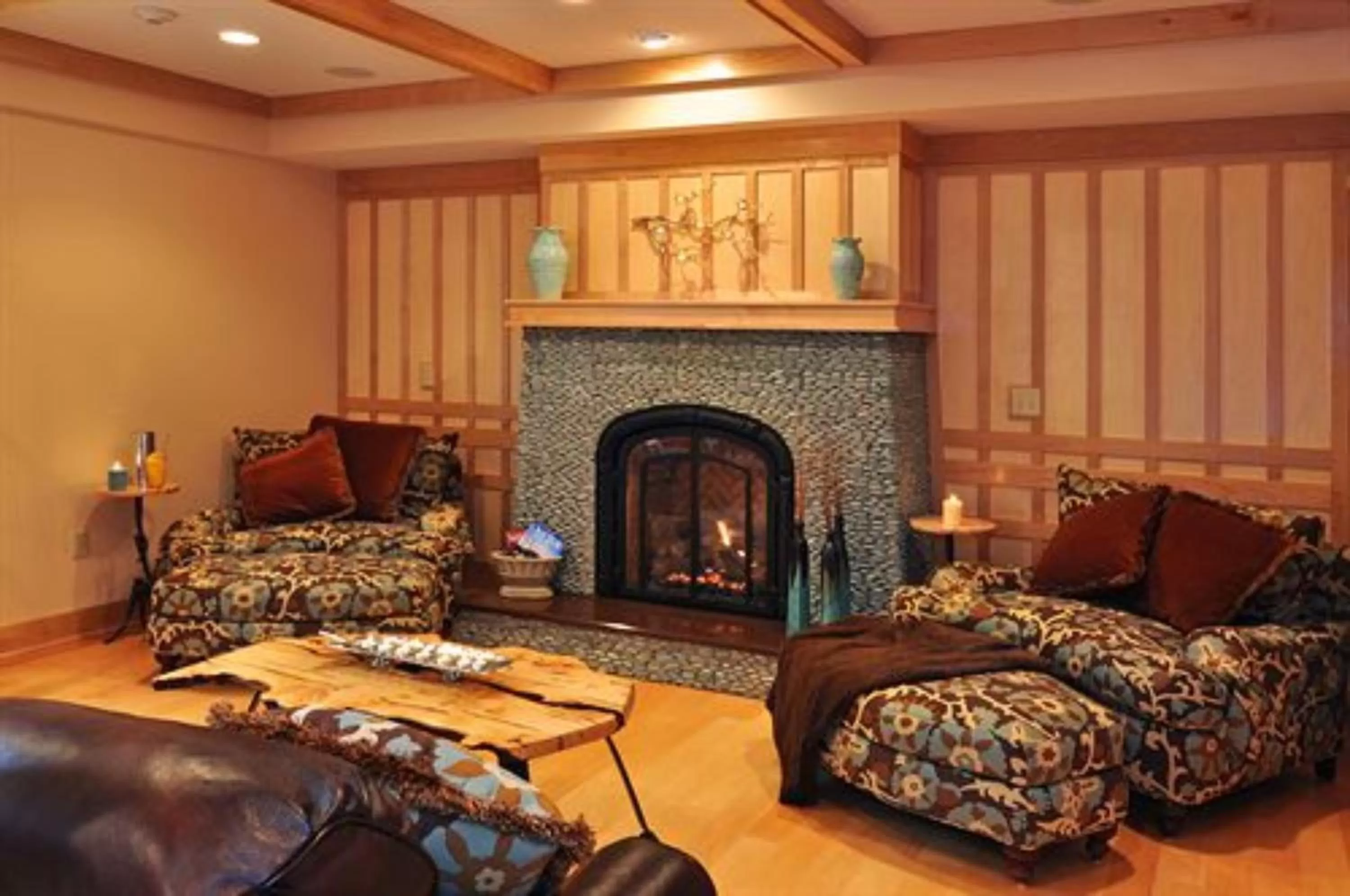 Communal lounge/ TV room in Bob Timberlake Inn at Chetola Resort