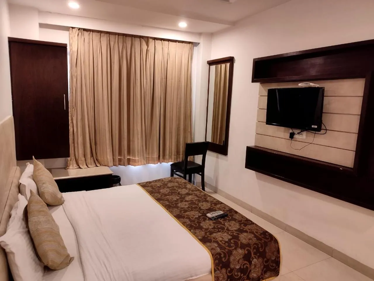 Bedroom, TV/Entertainment Center in Hotel Shree Palace