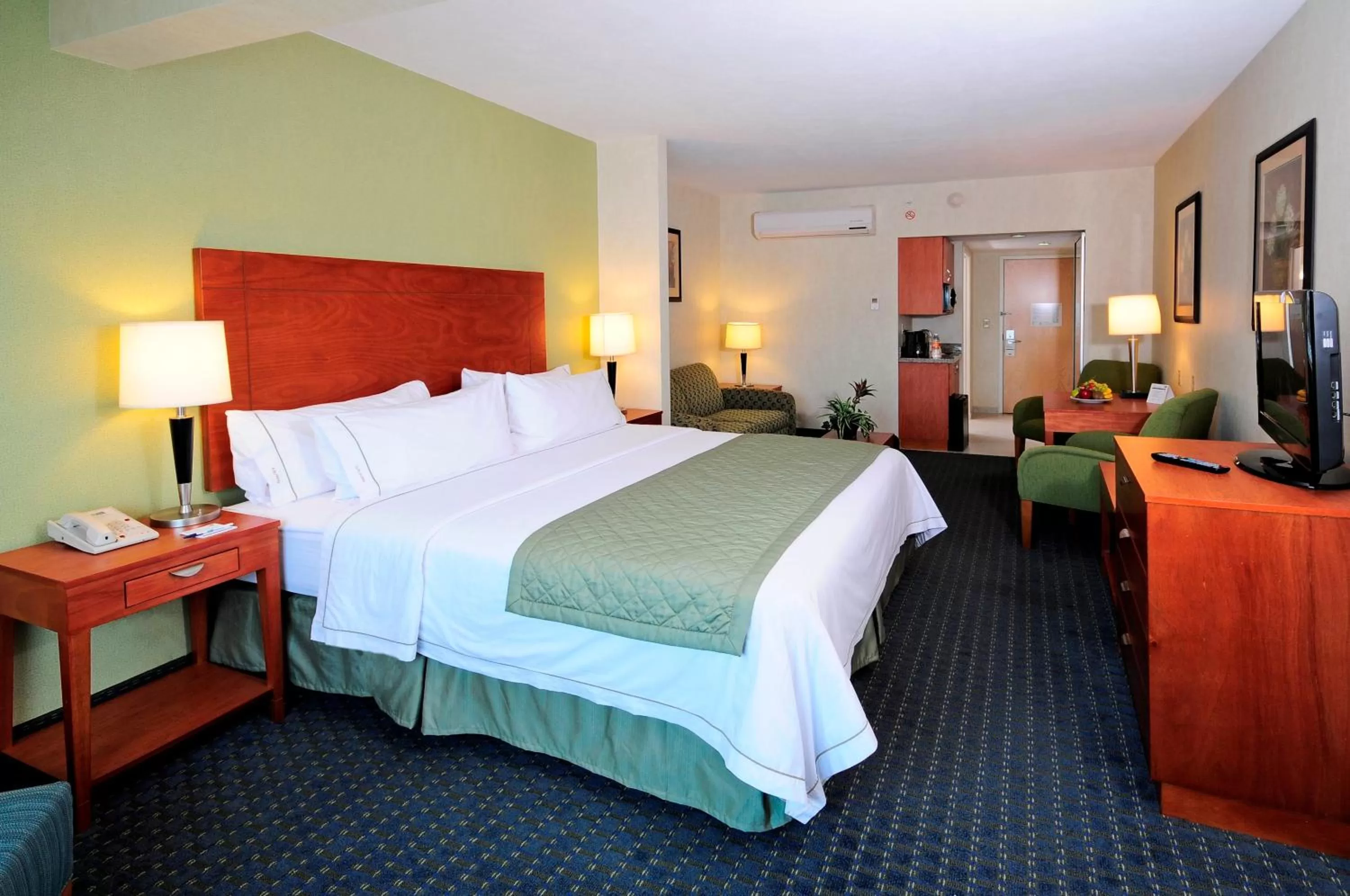 Photo of the whole room, Bed in Holiday Inn Express & Suites Toluca Zona Aeropuerto by IHG