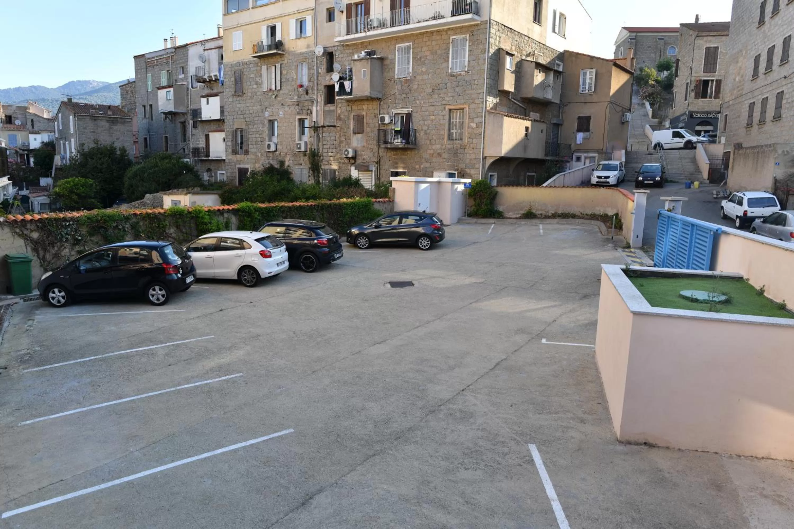 Parking in Hôtel Le Claridge