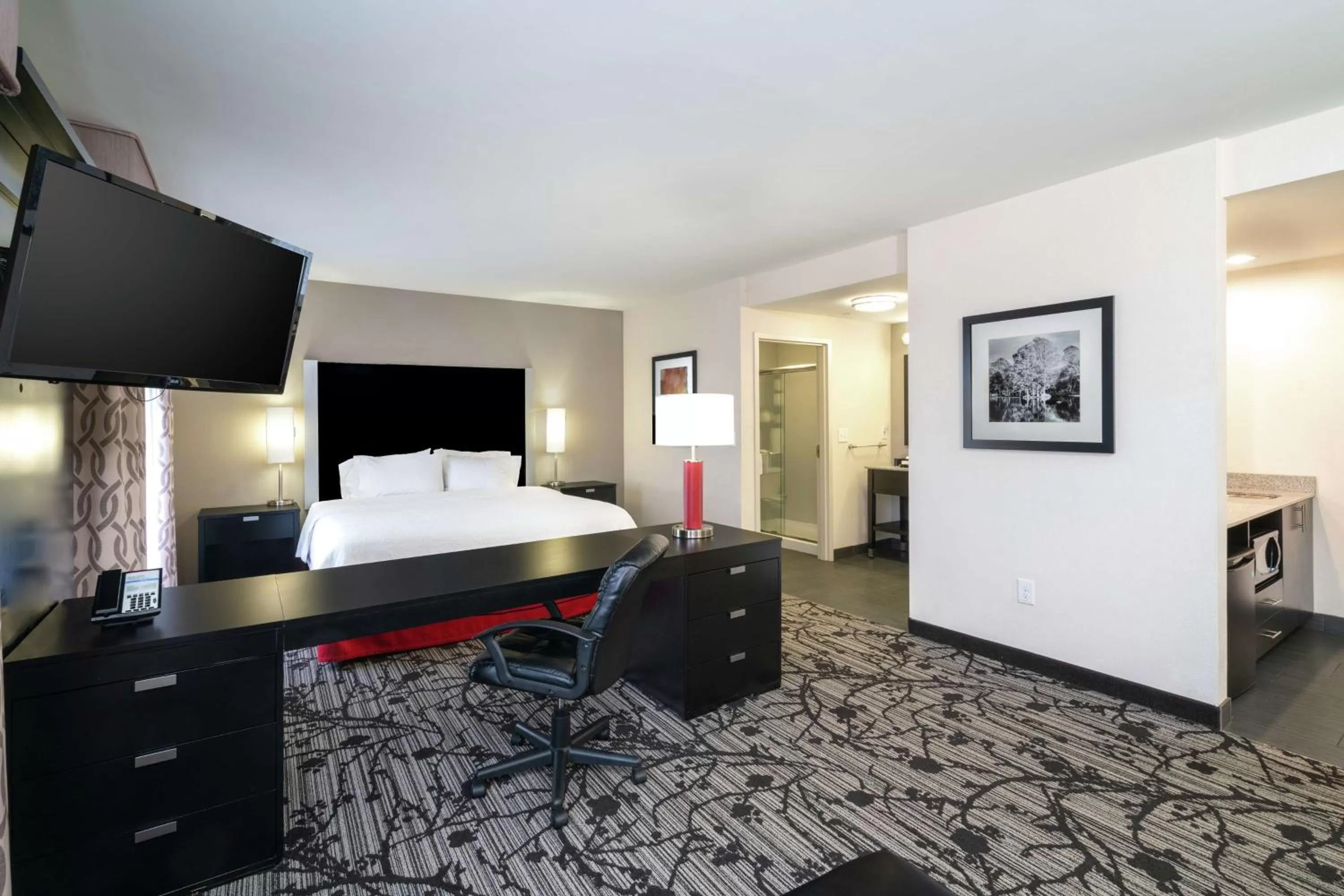 Bedroom, Bed in Hampton Inn and Suites Roanoke Airport/Valley View Mall