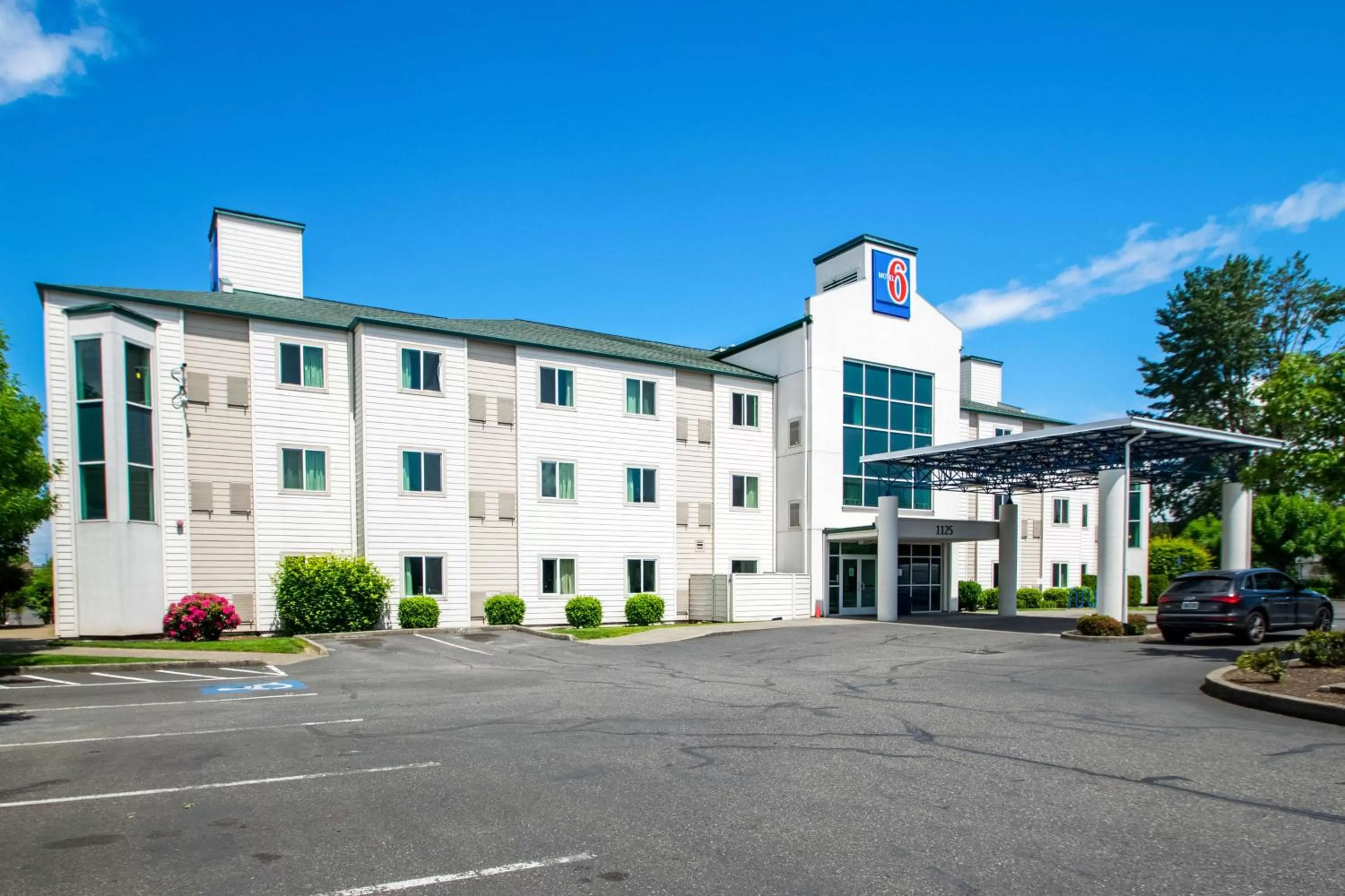 Property building in Motel 6-Portland, OR - North
