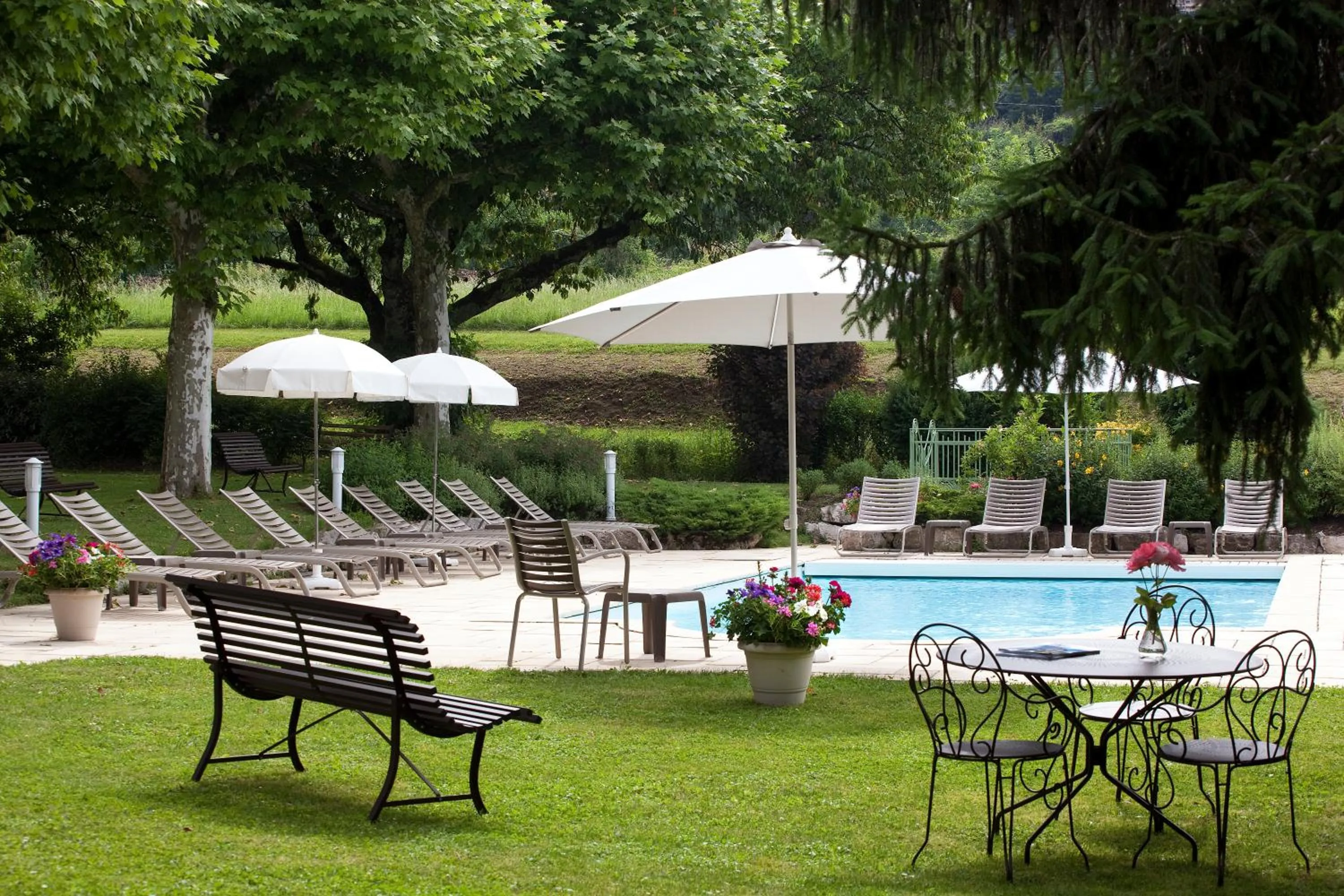 Swimming pool in Logis Auberge Saint Simond