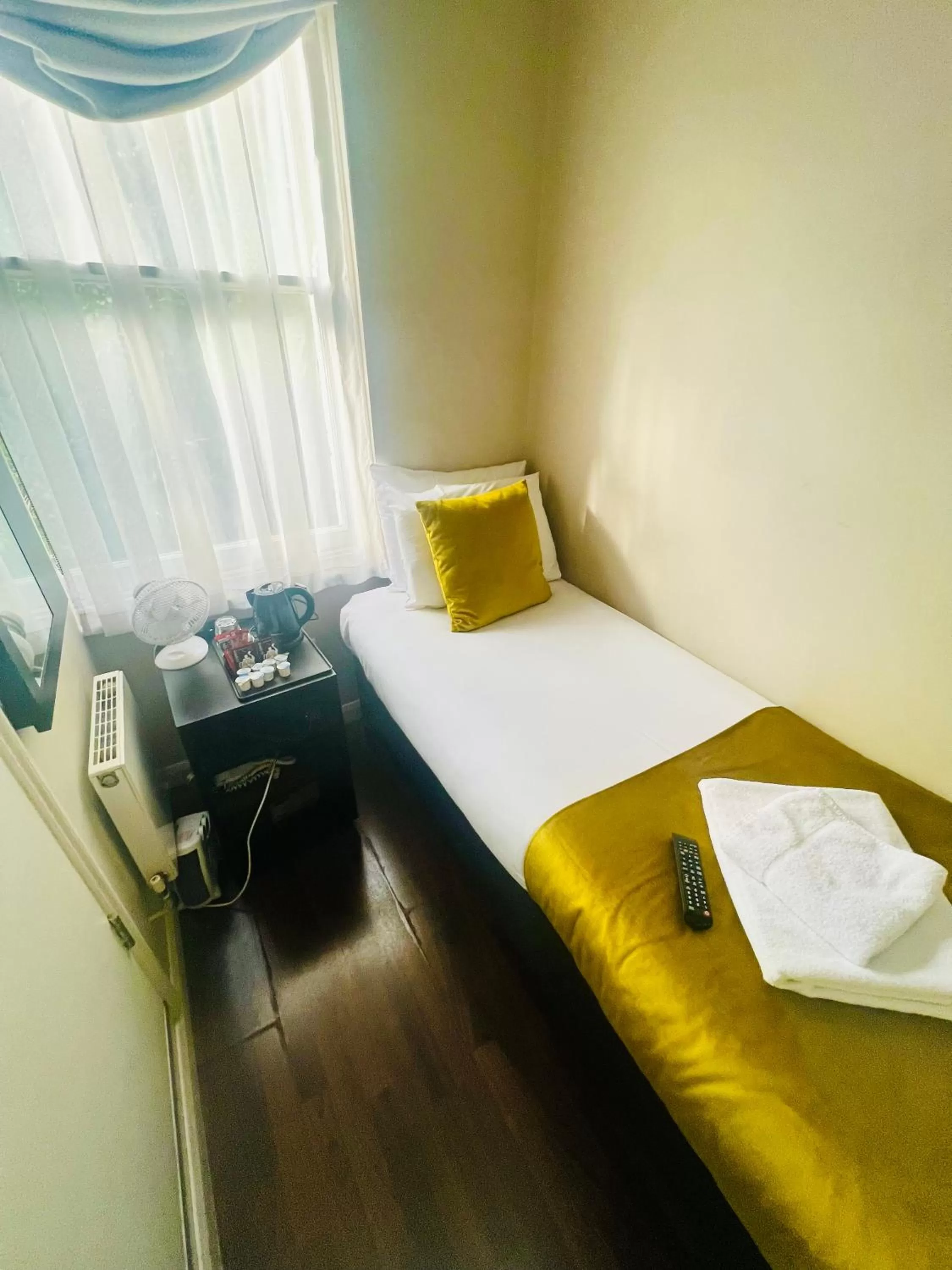 Bed in Bloomsbury Palace Hotel