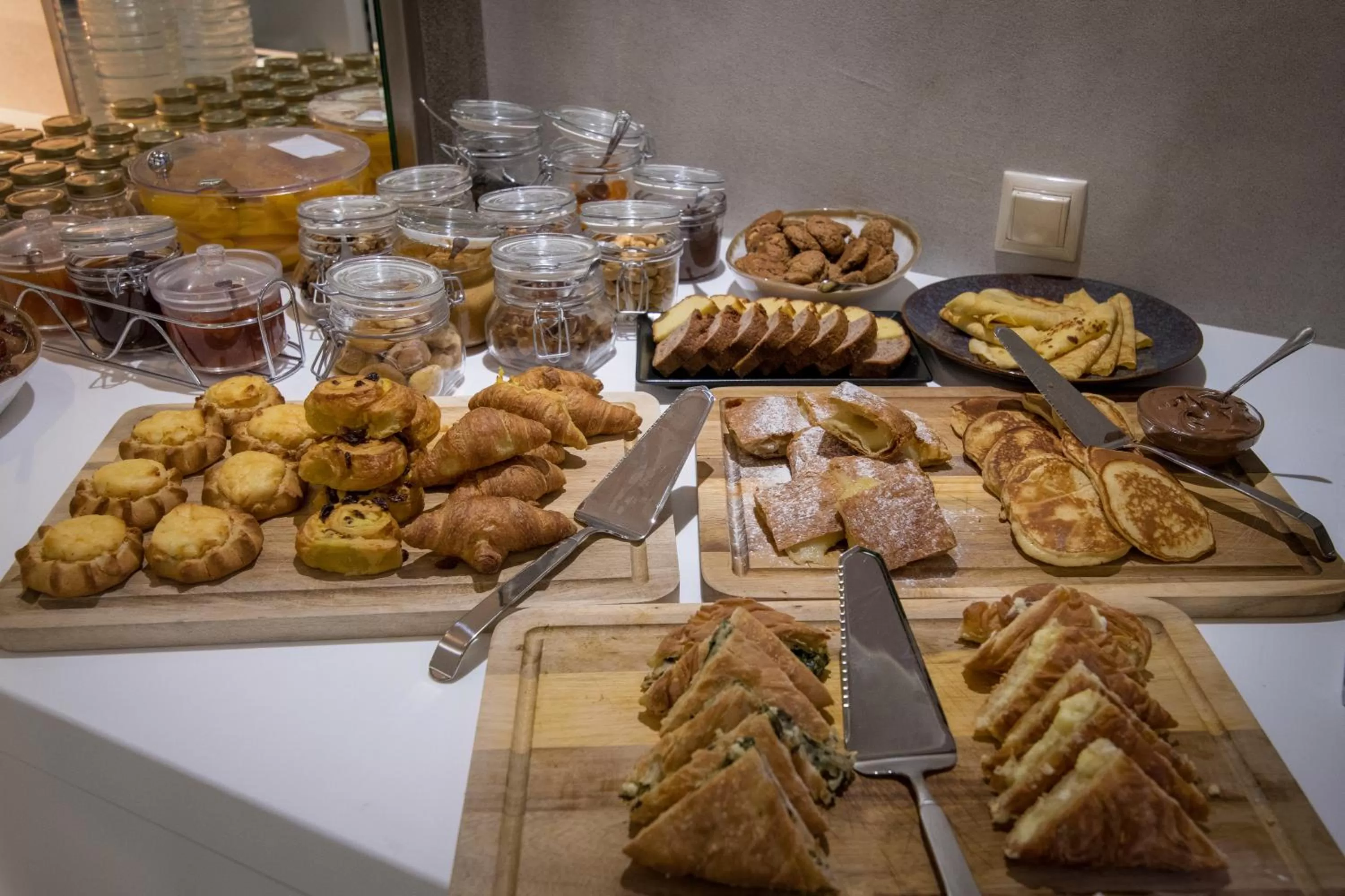 Buffet breakfast in Phoenix Hotel