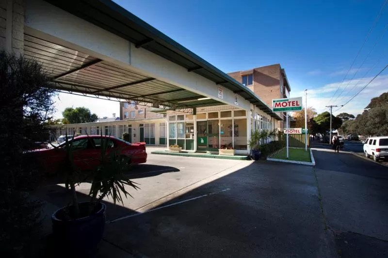 Facade/entrance in Parkville Motel