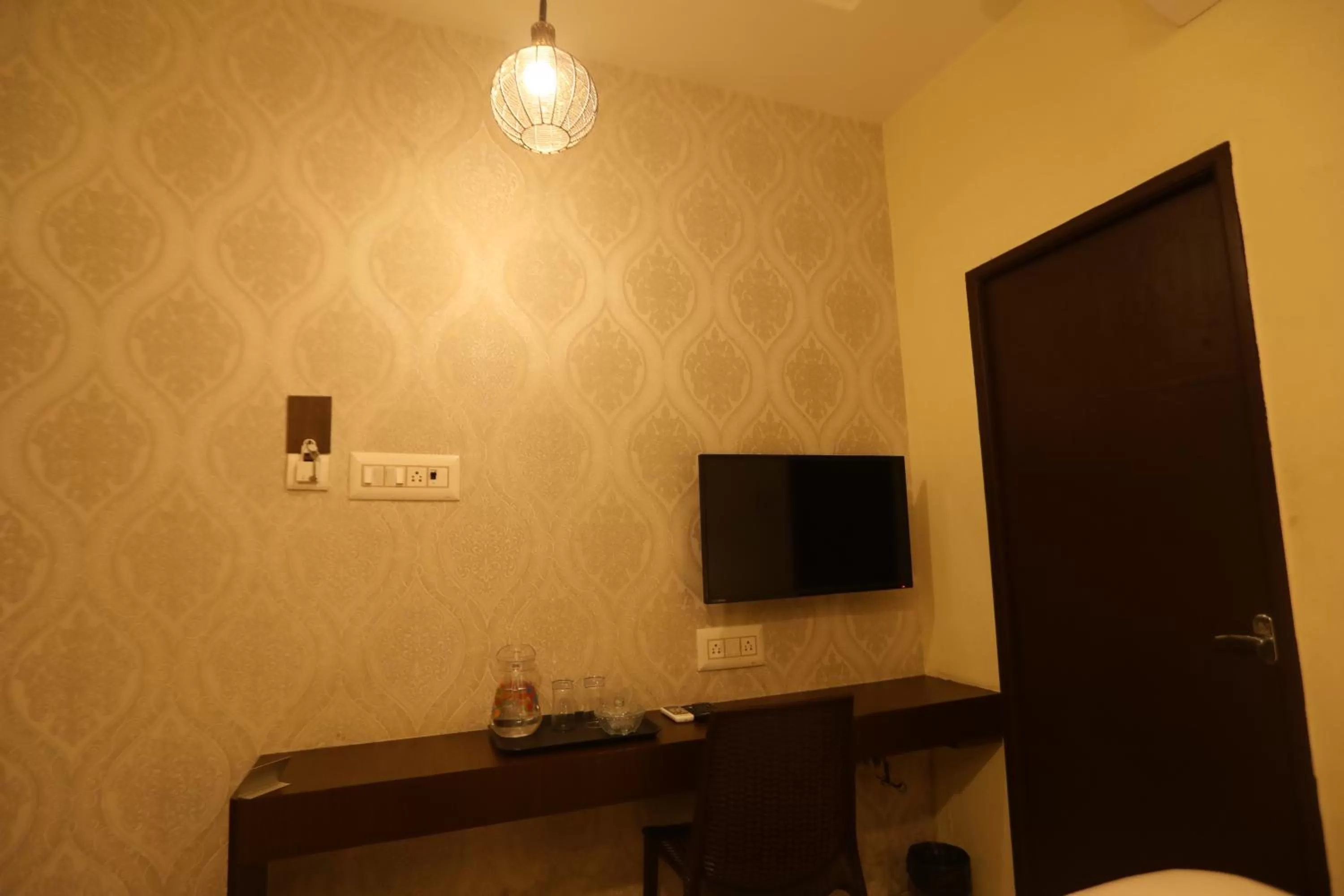 TV and multimedia in Nestlay Rooms Ambattur