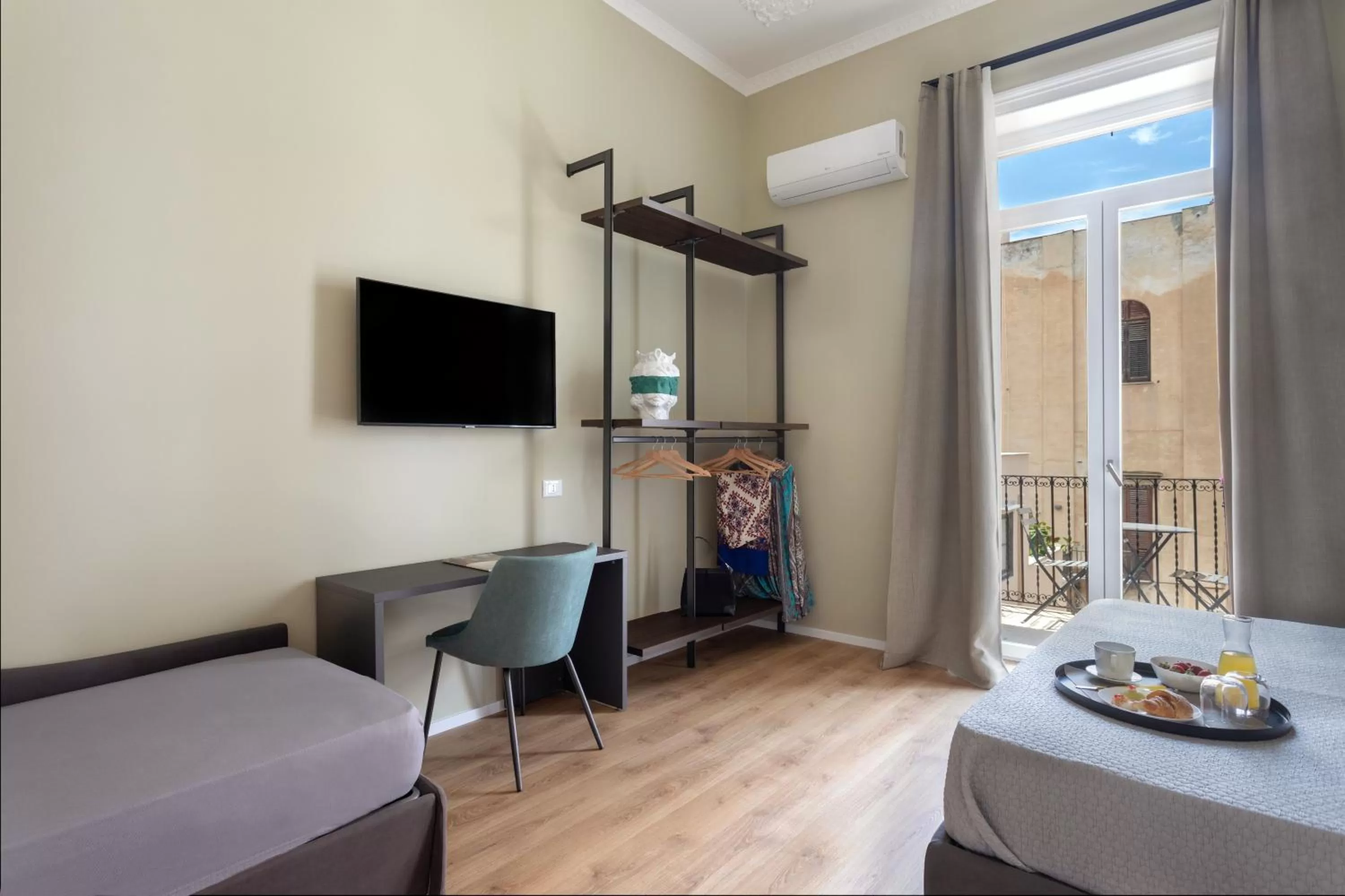 Bed, TV/Entertainment Center in Mori's b&b