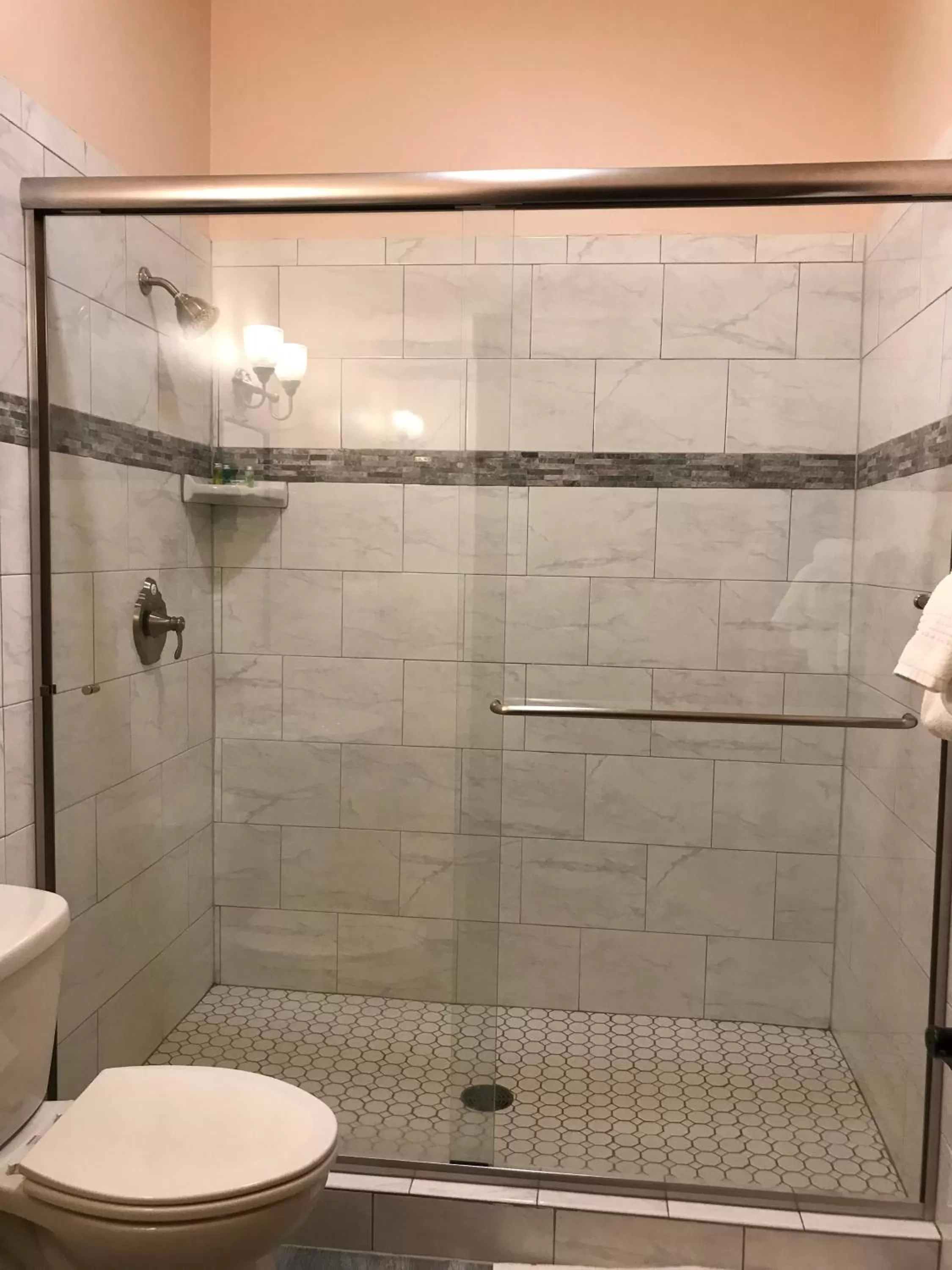 Shower in Hotel Sutter