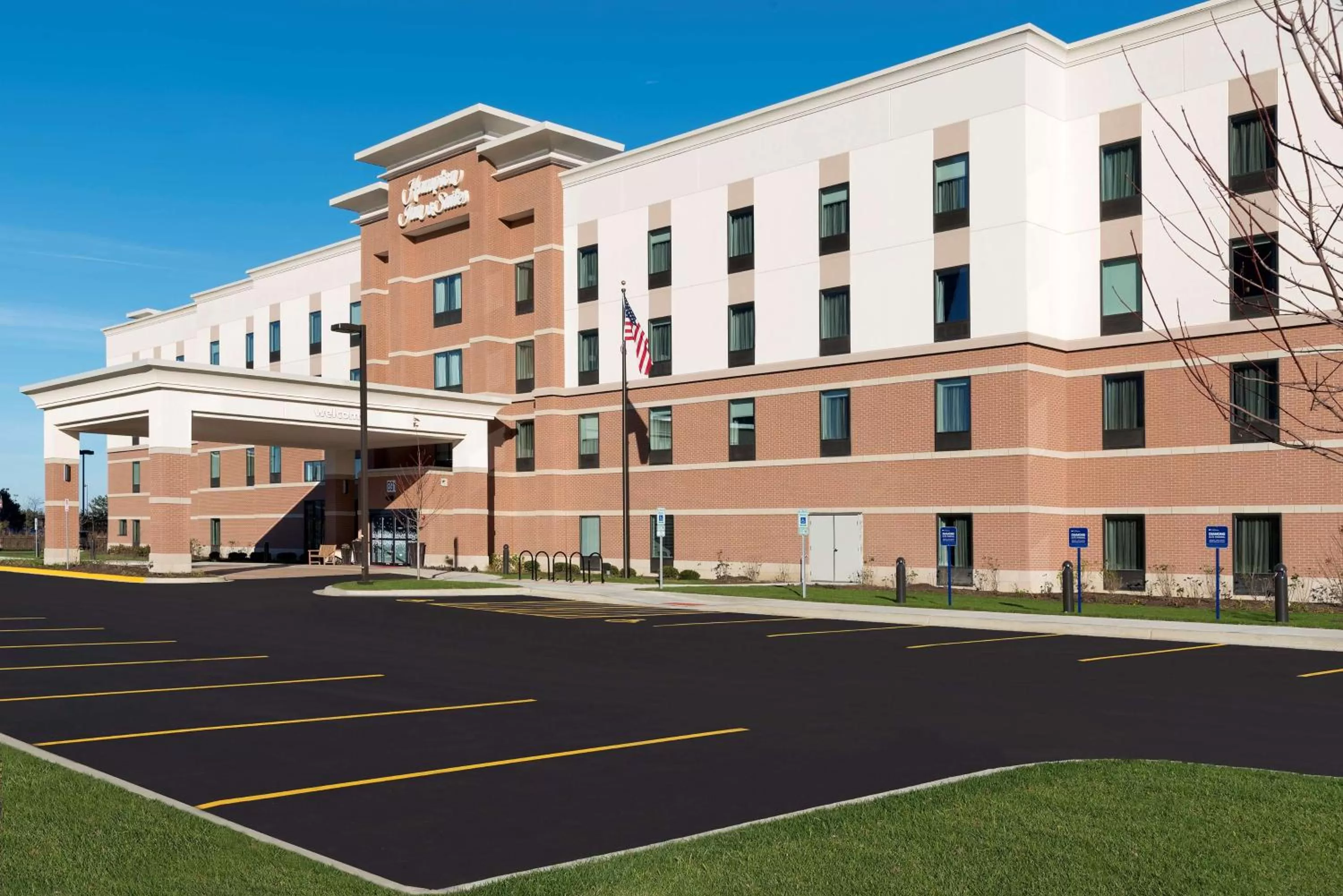 Property building in Hampton Inn & Suites by Hilton Chicago Schaumburg IL
