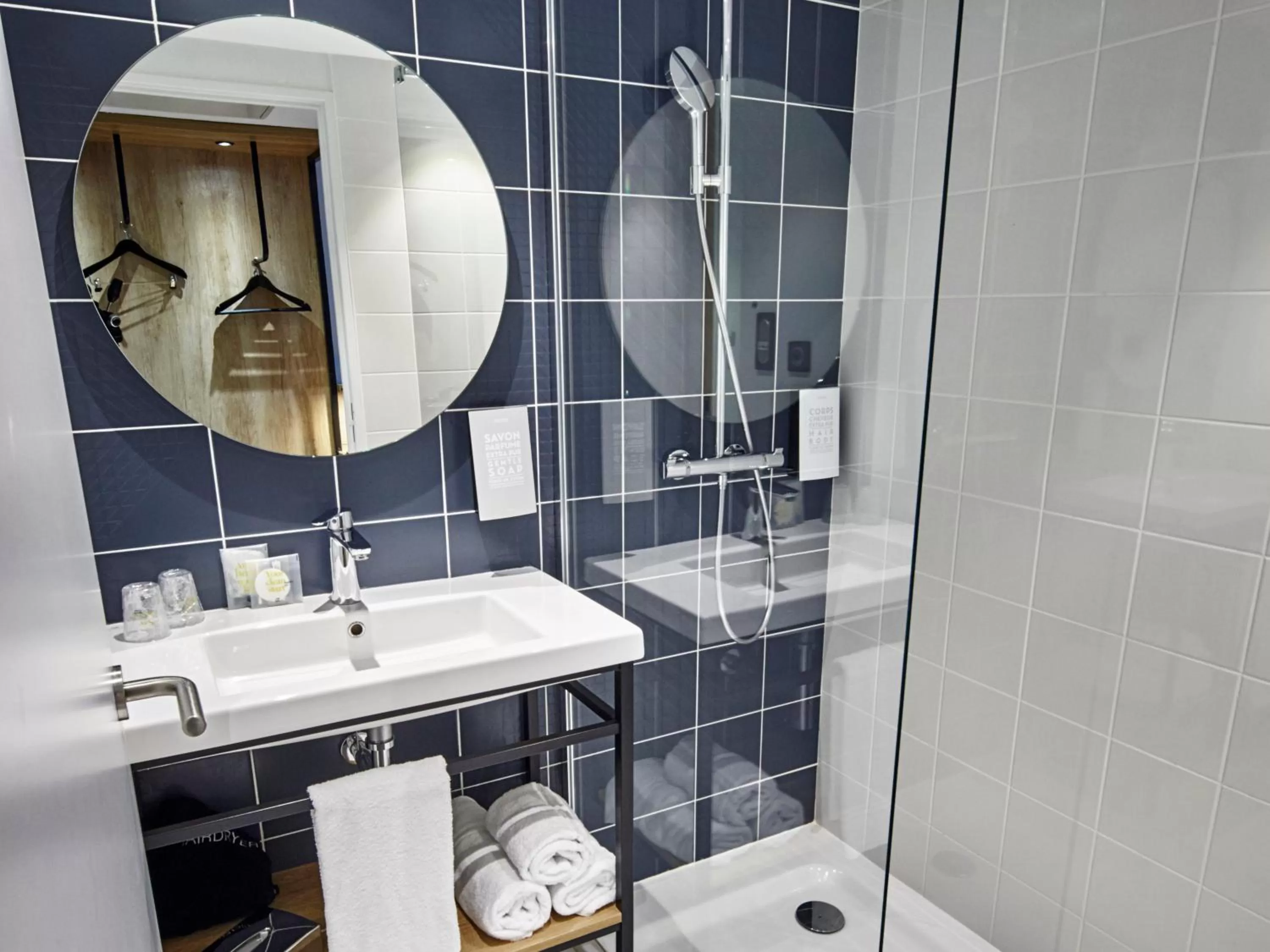 Bathroom in Golden Tulip Bordeaux Euratlantique