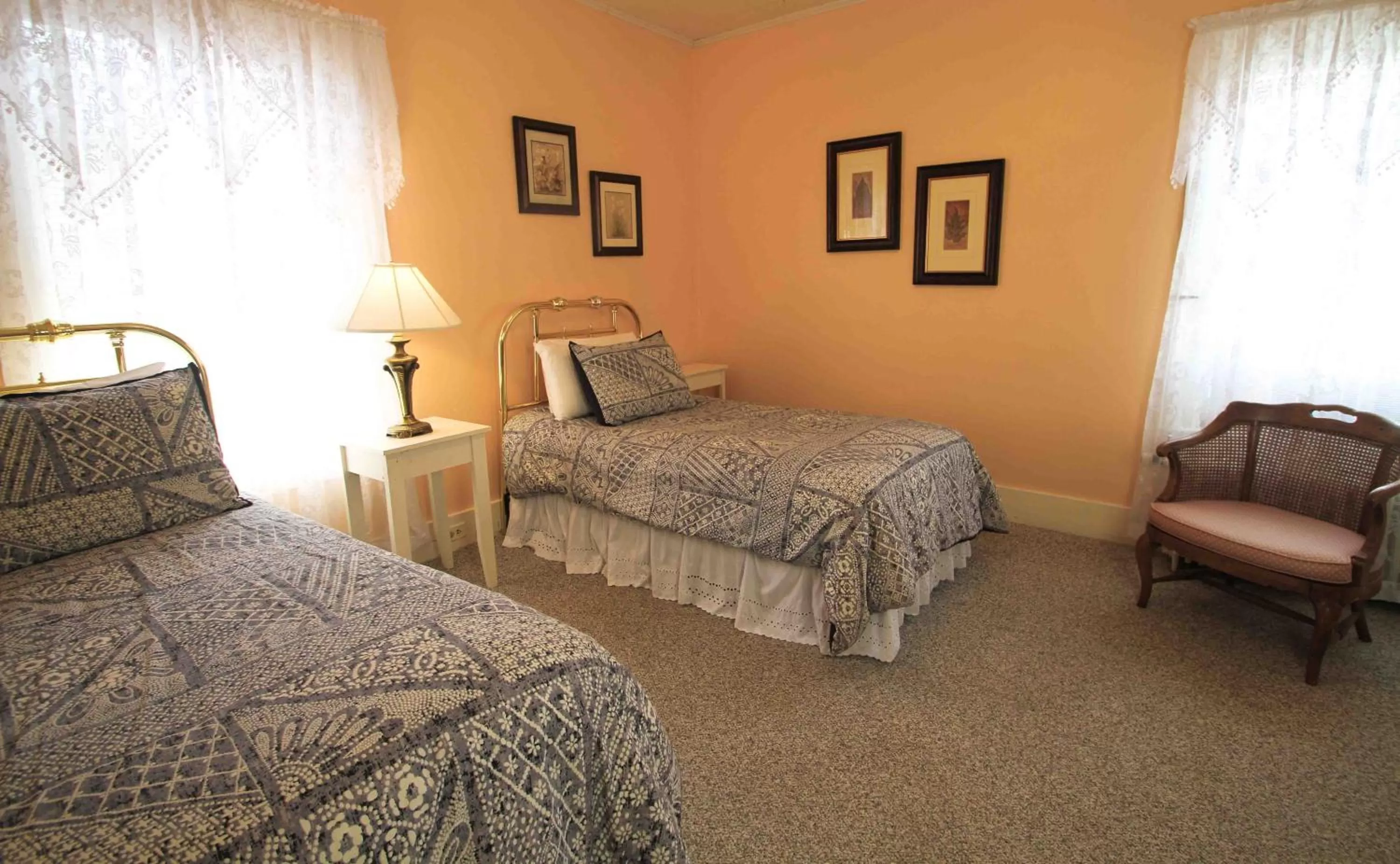 Bed in Fullerton Inn & Restaurant