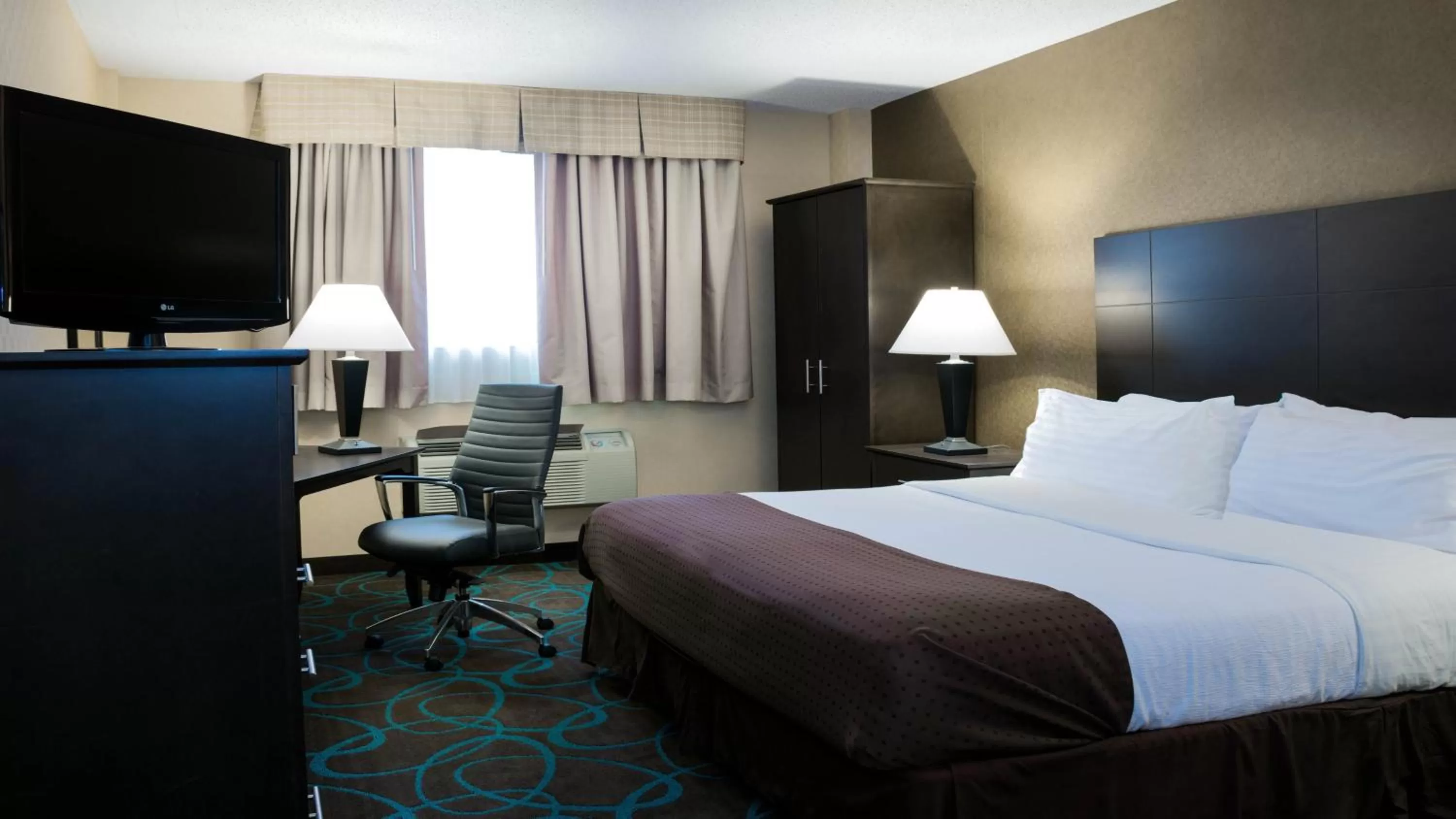 King Room - Disability Access with Tub - Non-Smoking in Holiday Inn Niagara Falls-Scenic Downtown, an IHG Hotel