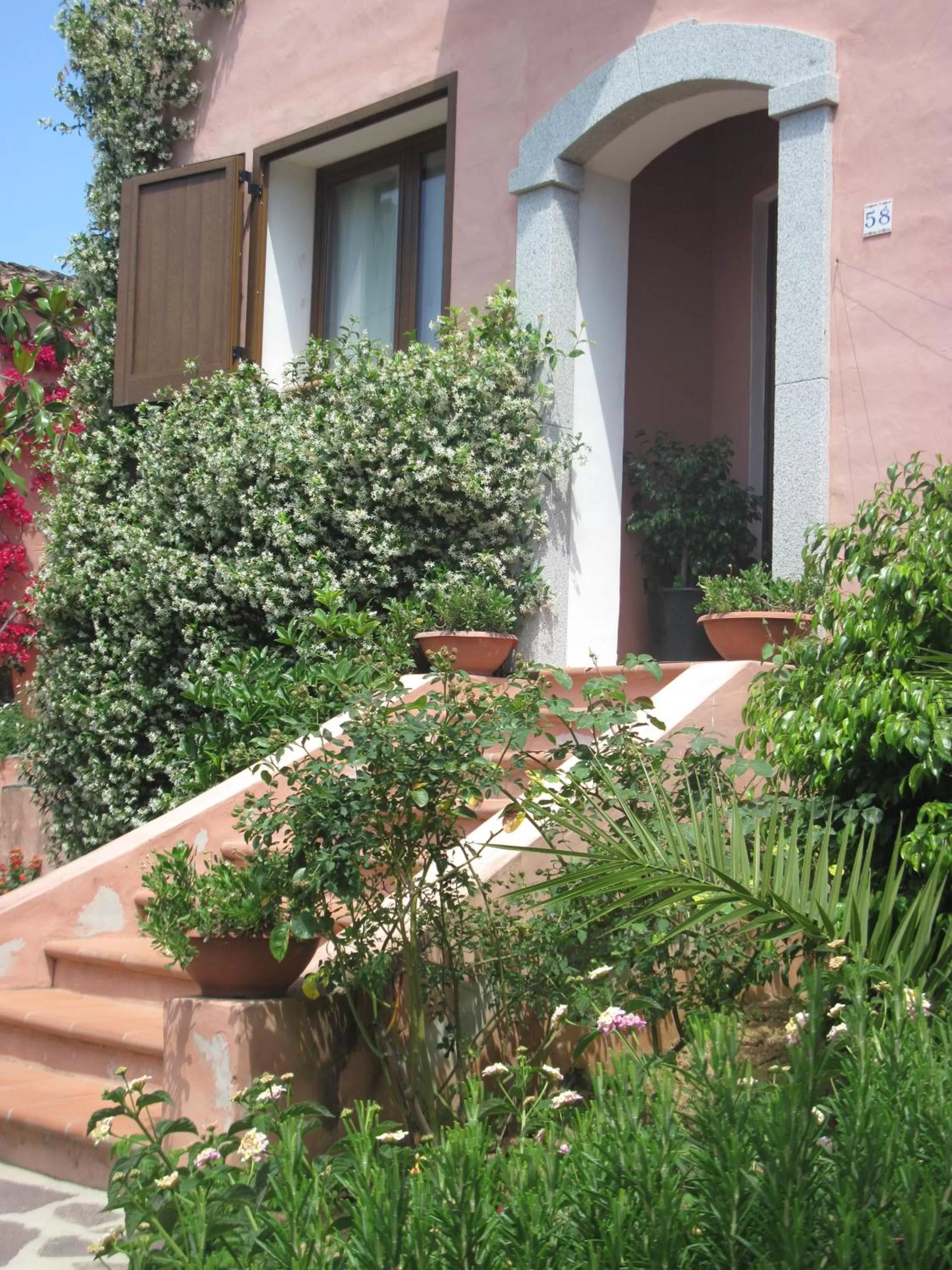 Facade/entrance, Property Building in Bed & Breakfast Dessole